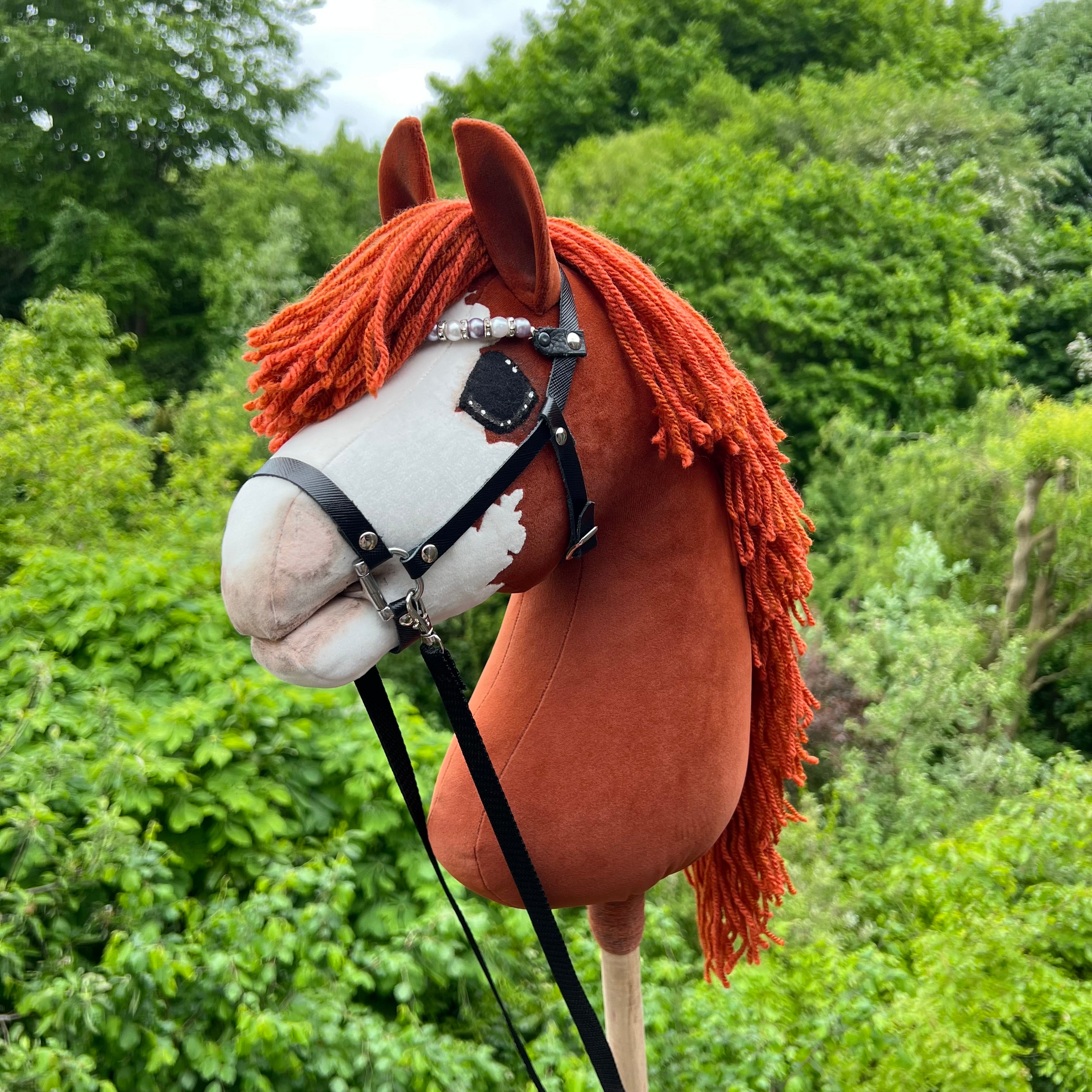 Hobbyhorse model Paard, voskleurige met grote bles