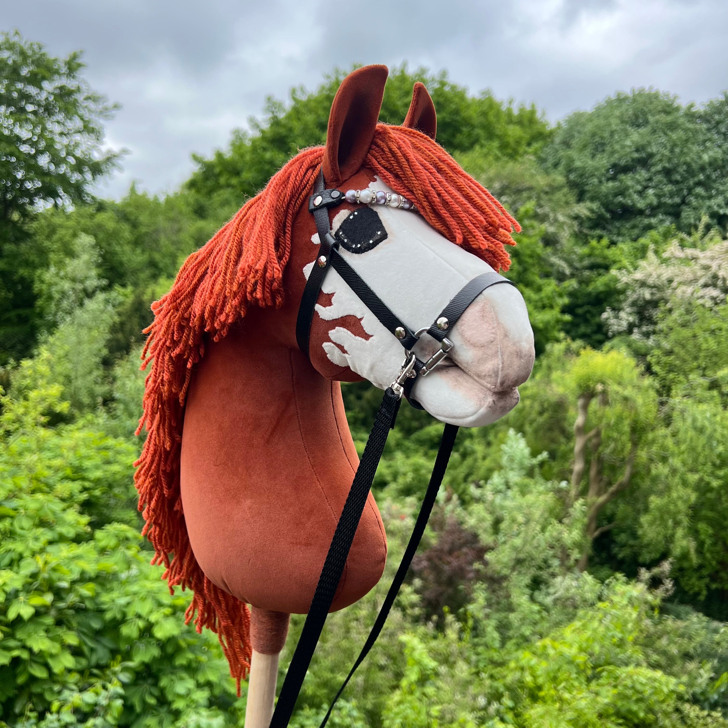 Hobbyhorse model Paard, voskleurige met grote bles