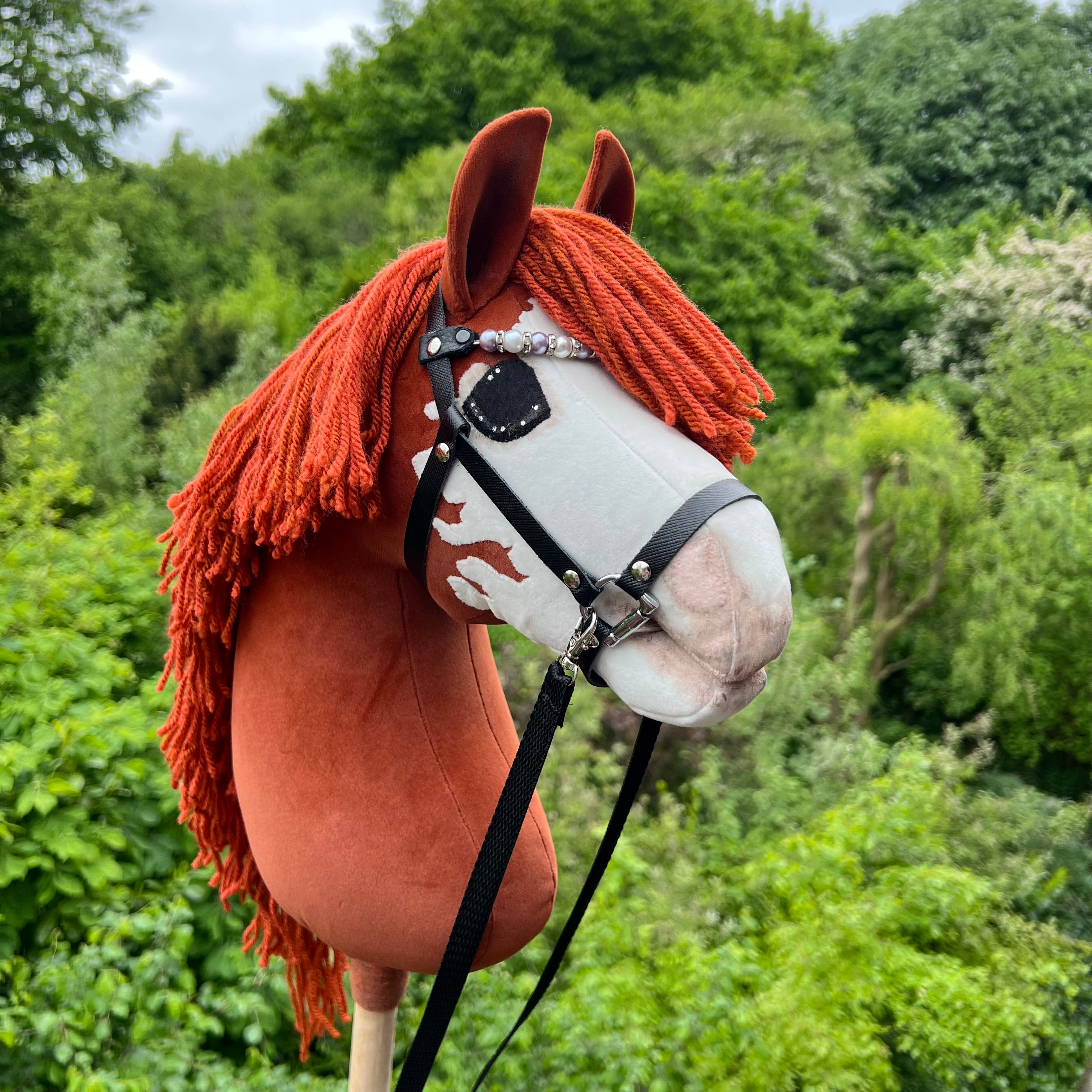 Hobbyhorse model Paard, voskleurige met grote bles
