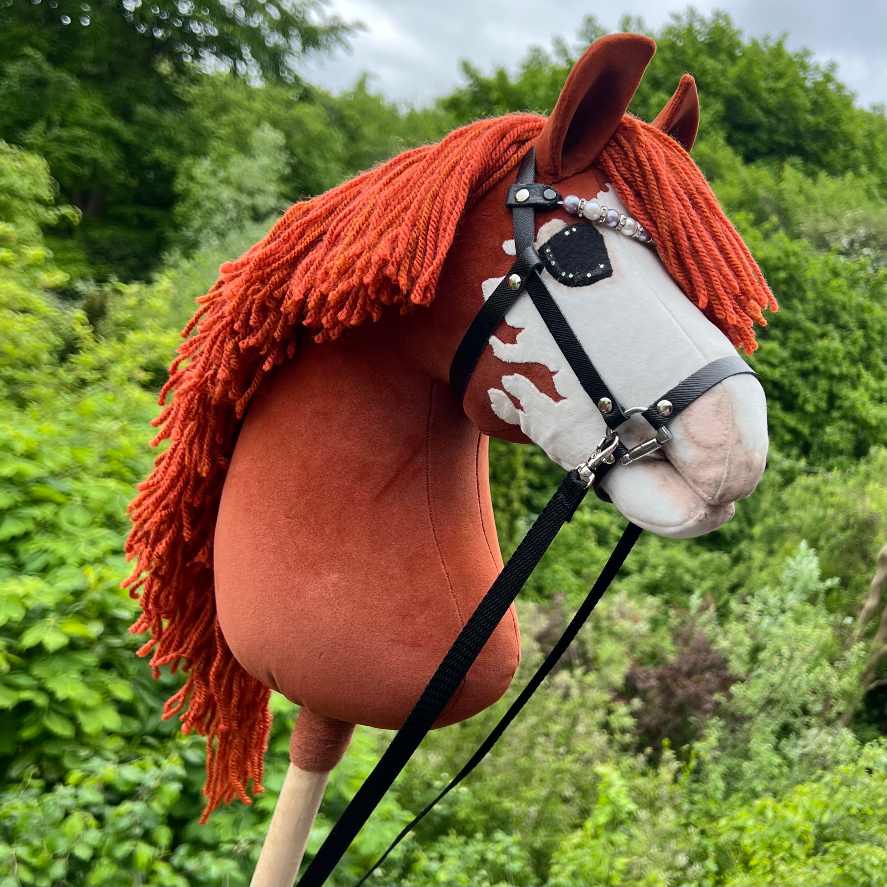 Hobbyhorse model Paard, voskleurige met grote bles