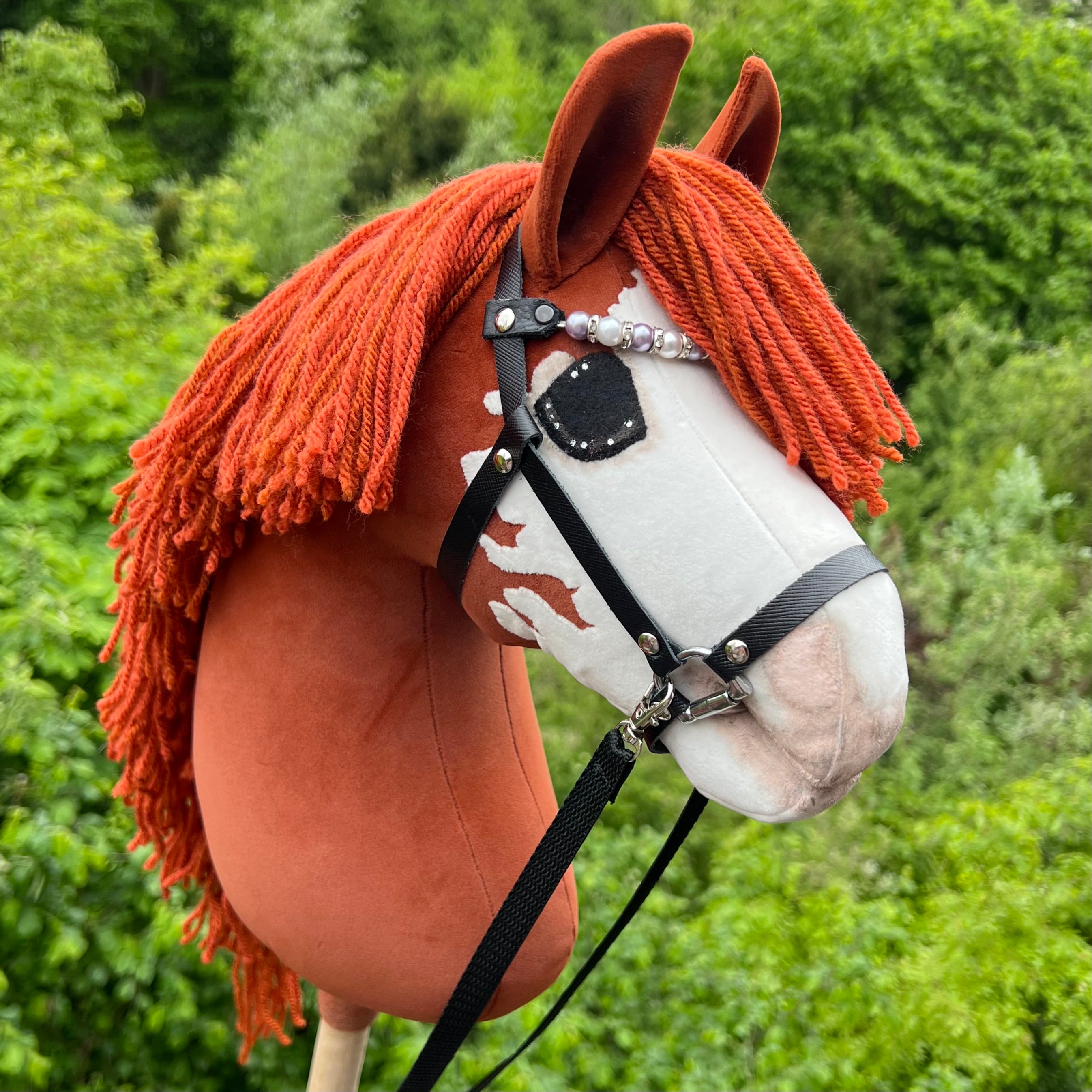 Hobbyhorse model Paard, voskleurige met grote bles