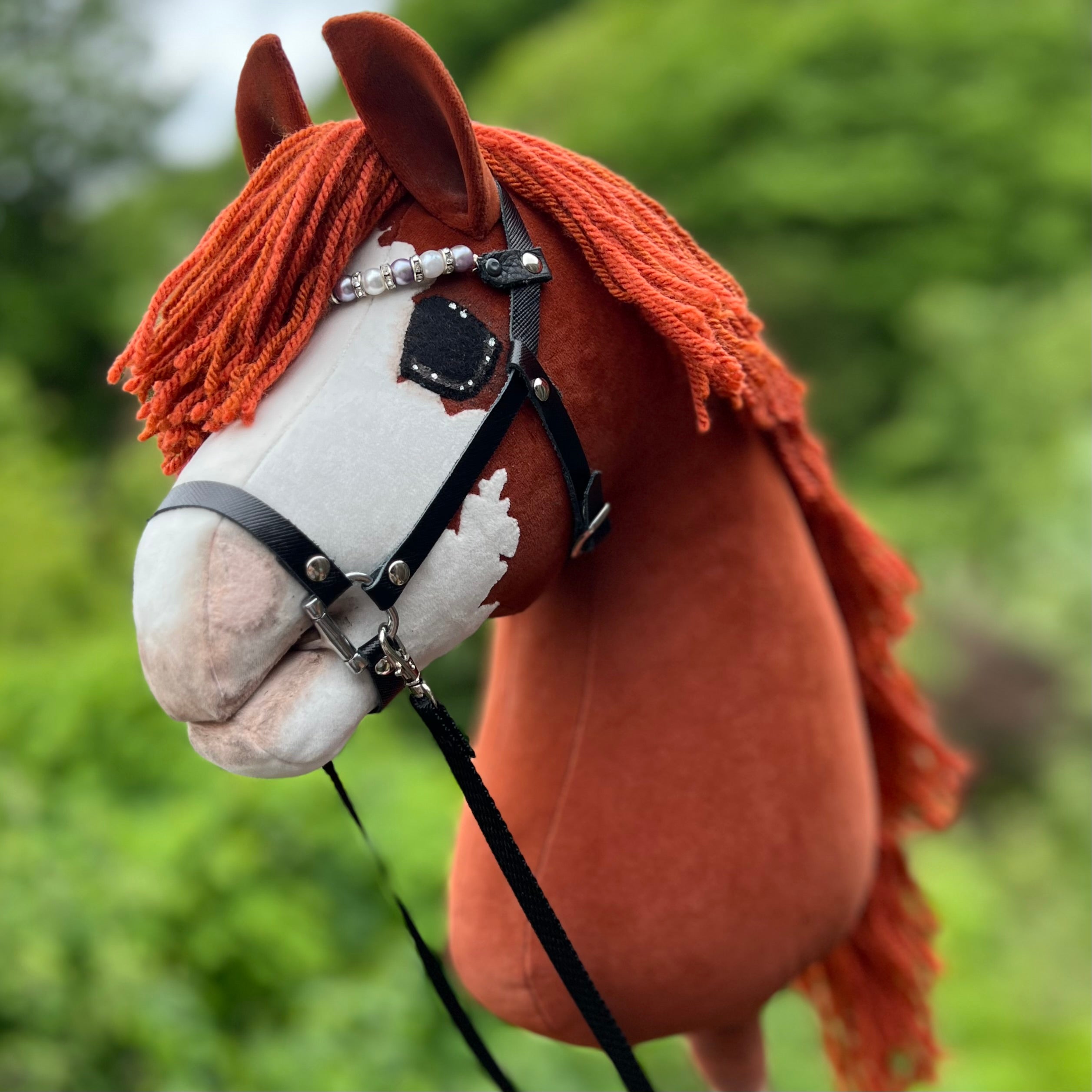 Hobbyhorse model Paard, voskleurige met grote bles