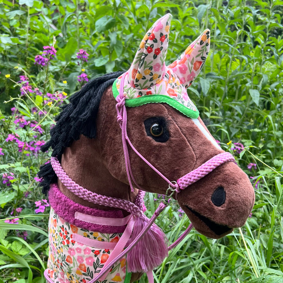 Oornetje gekleurd met bloemen