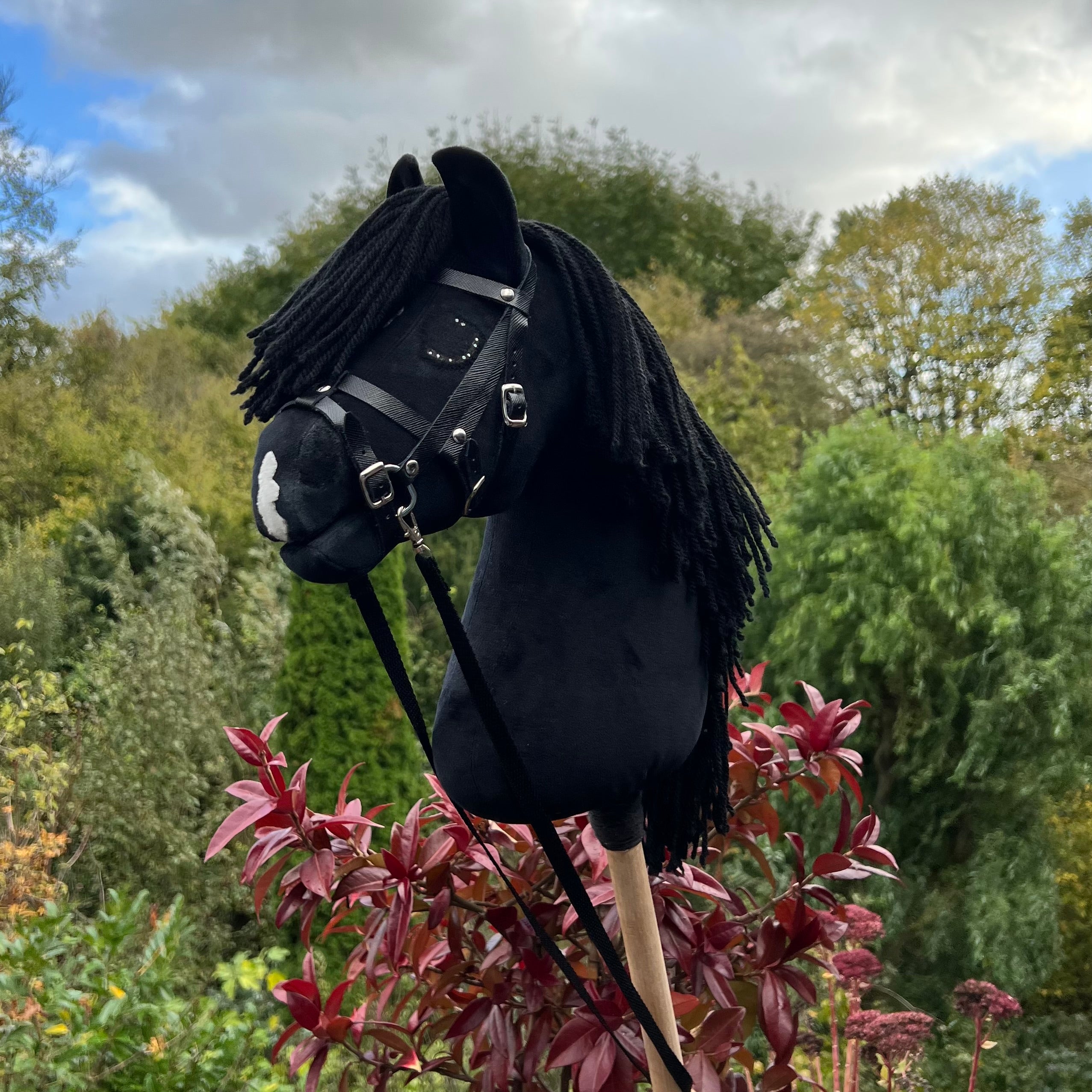 Hobbyhorse model Paard, zwart met bles, snap, Engels hoofdstel
