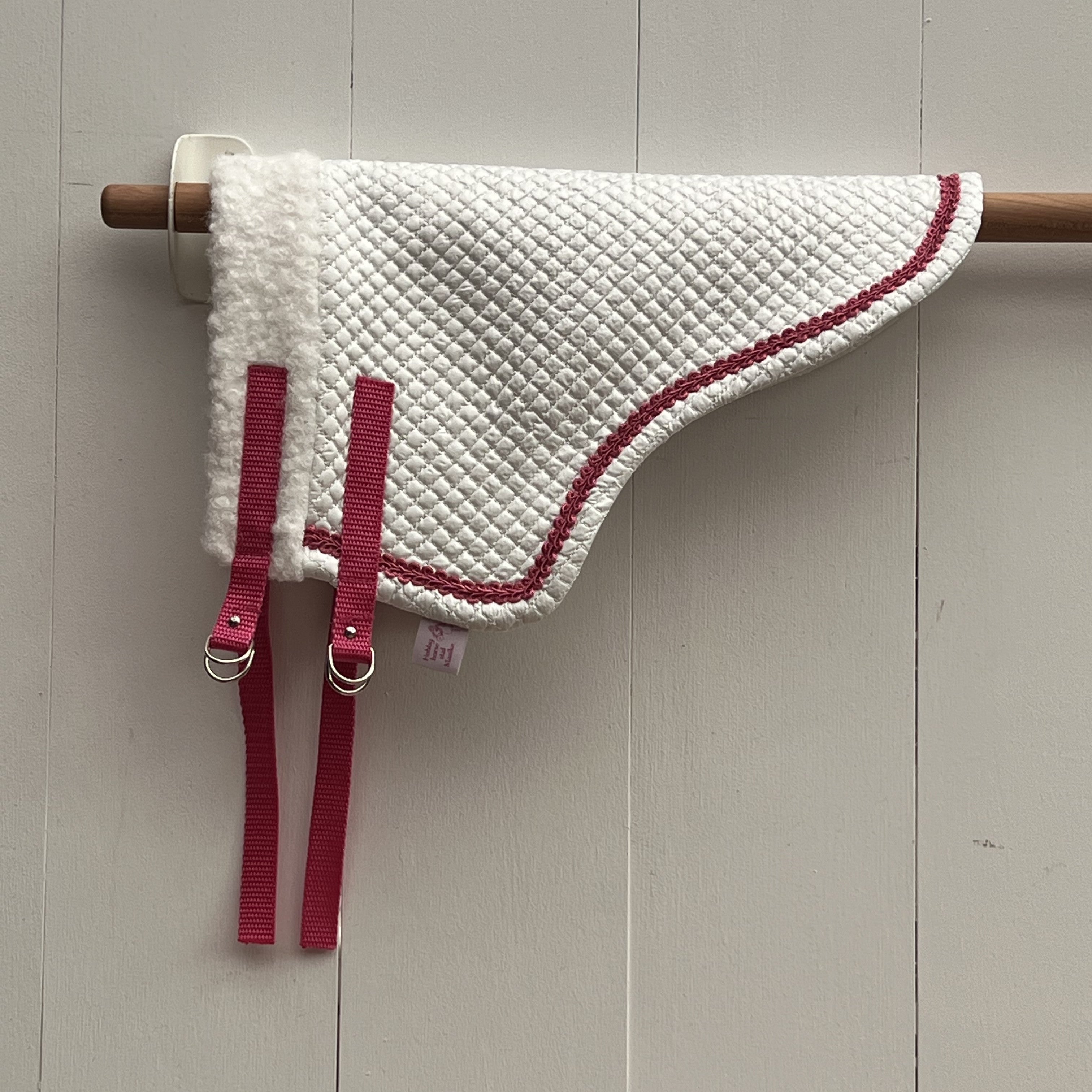 Dekentje kort By Astrup / Stip de pony wit met roze bandje