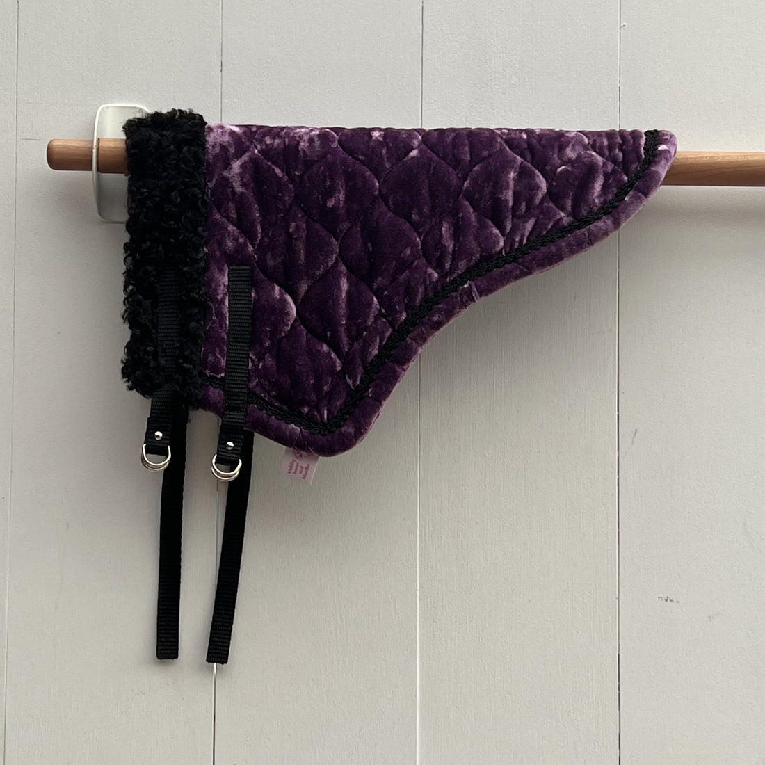 Dekentje kort By Astrup / Stip de pony paars fluweel met zwart bandje