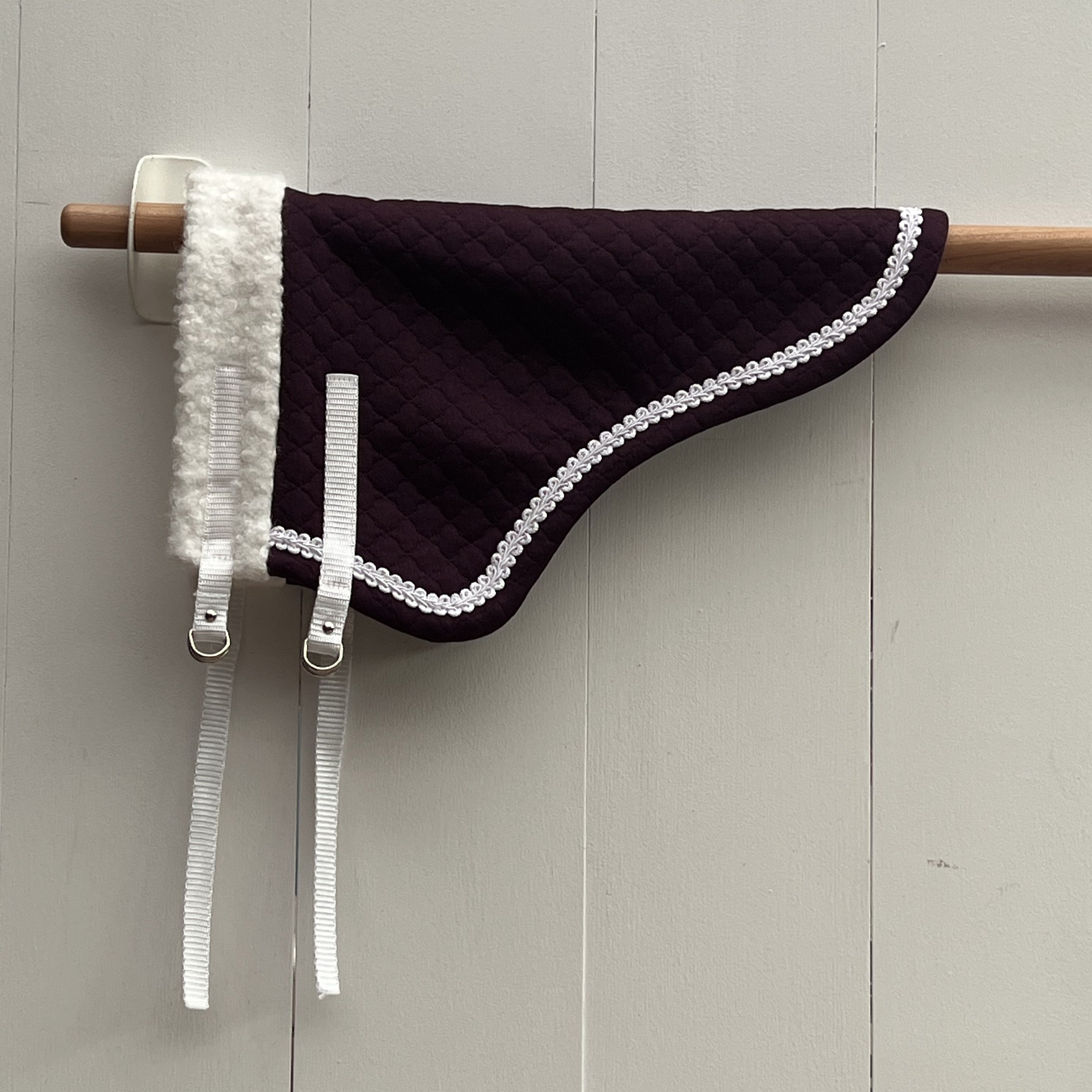 Dekentje kort By Astrup / Stip de pony donker paars met wit band