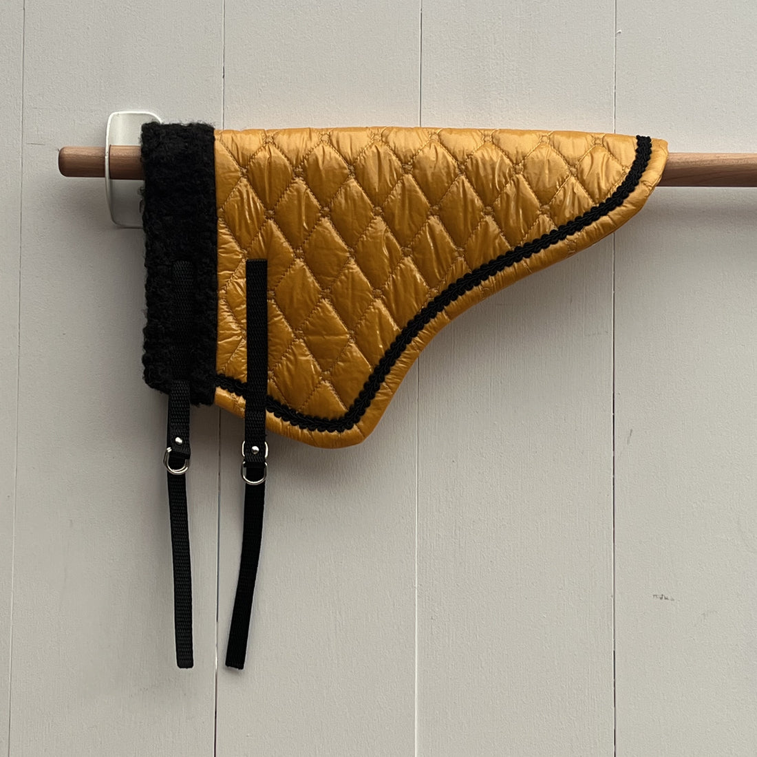 Dekentje kort LeMieux geel glimmende stof met zwart bandje