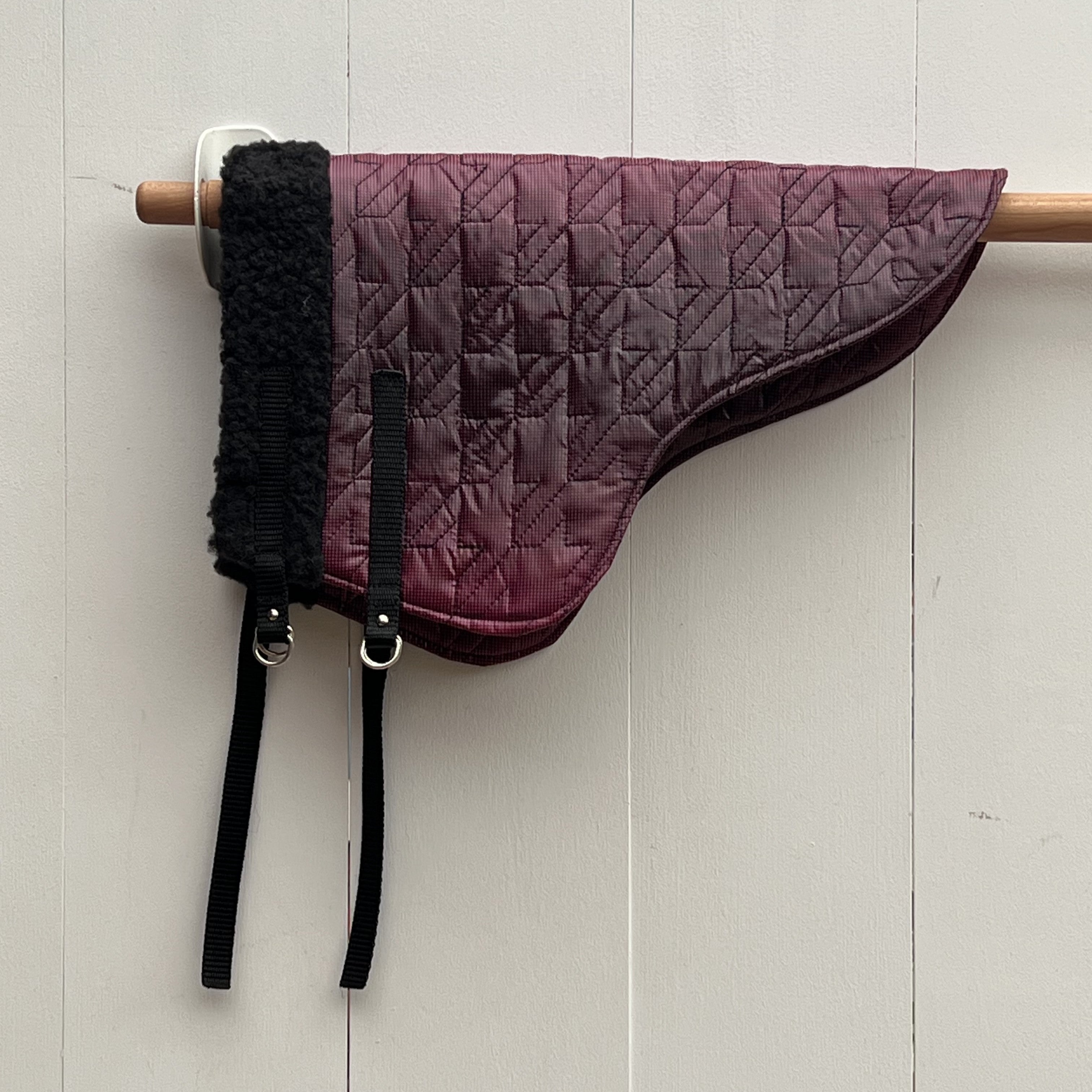 Dekentje kort paars/ zwart glimmend