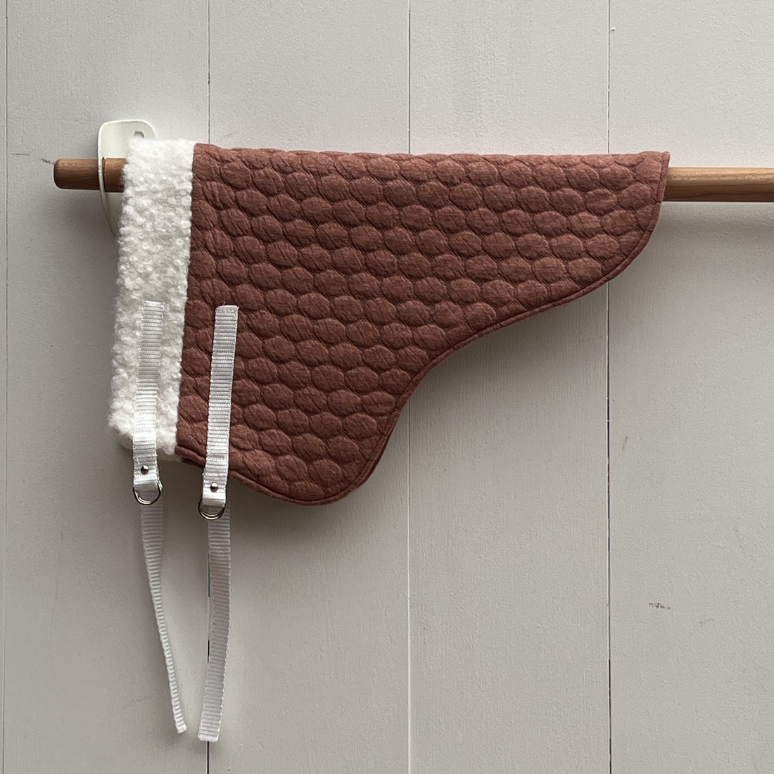 Dekentje kort rood gebreid met bolletjes