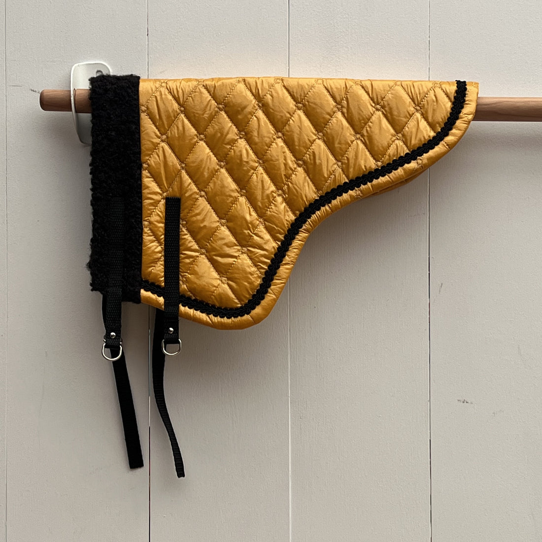 Dekentje kort geel glimmende stof met zwart bandje + oornetje