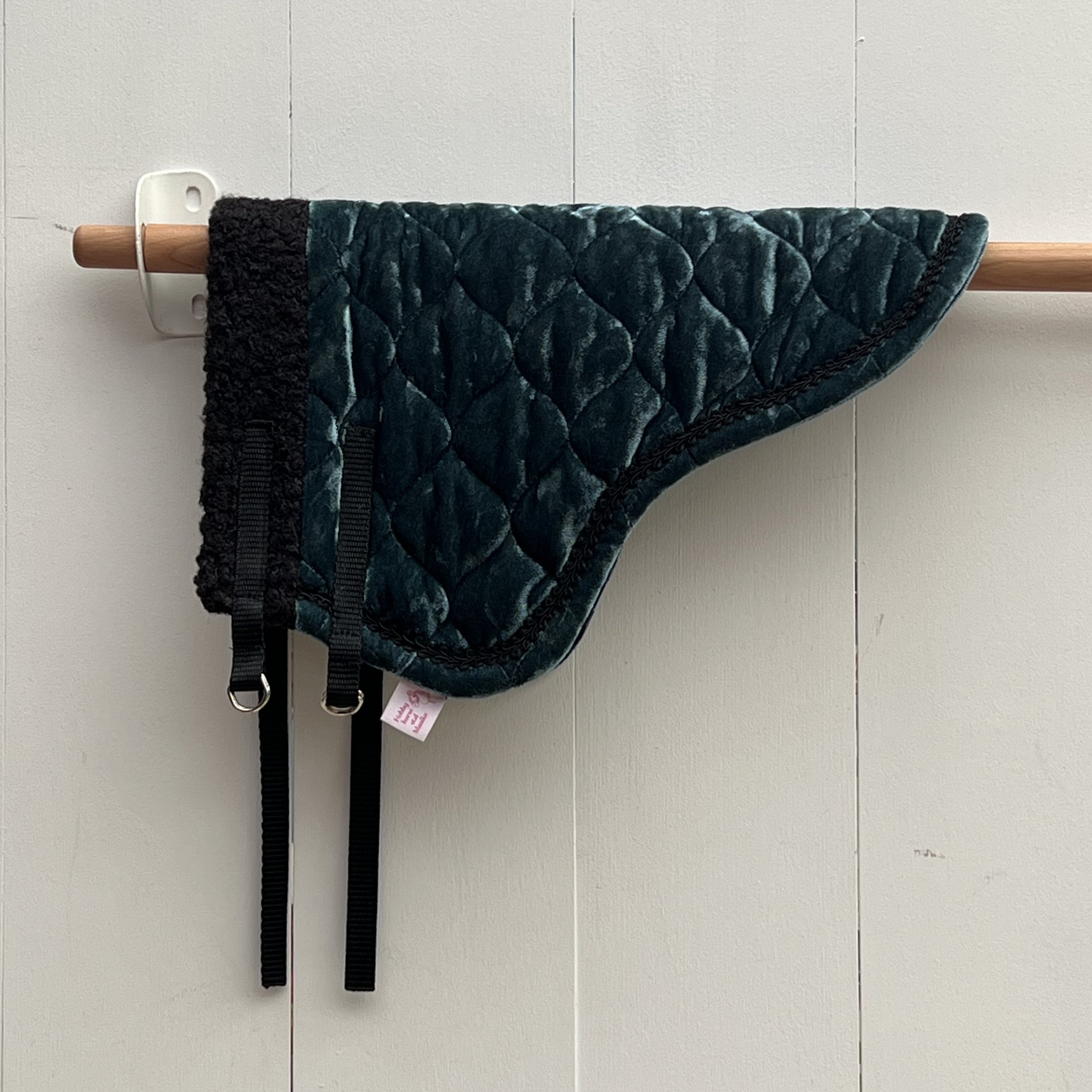 Dekentje kort groen fluweel met zwart bandje