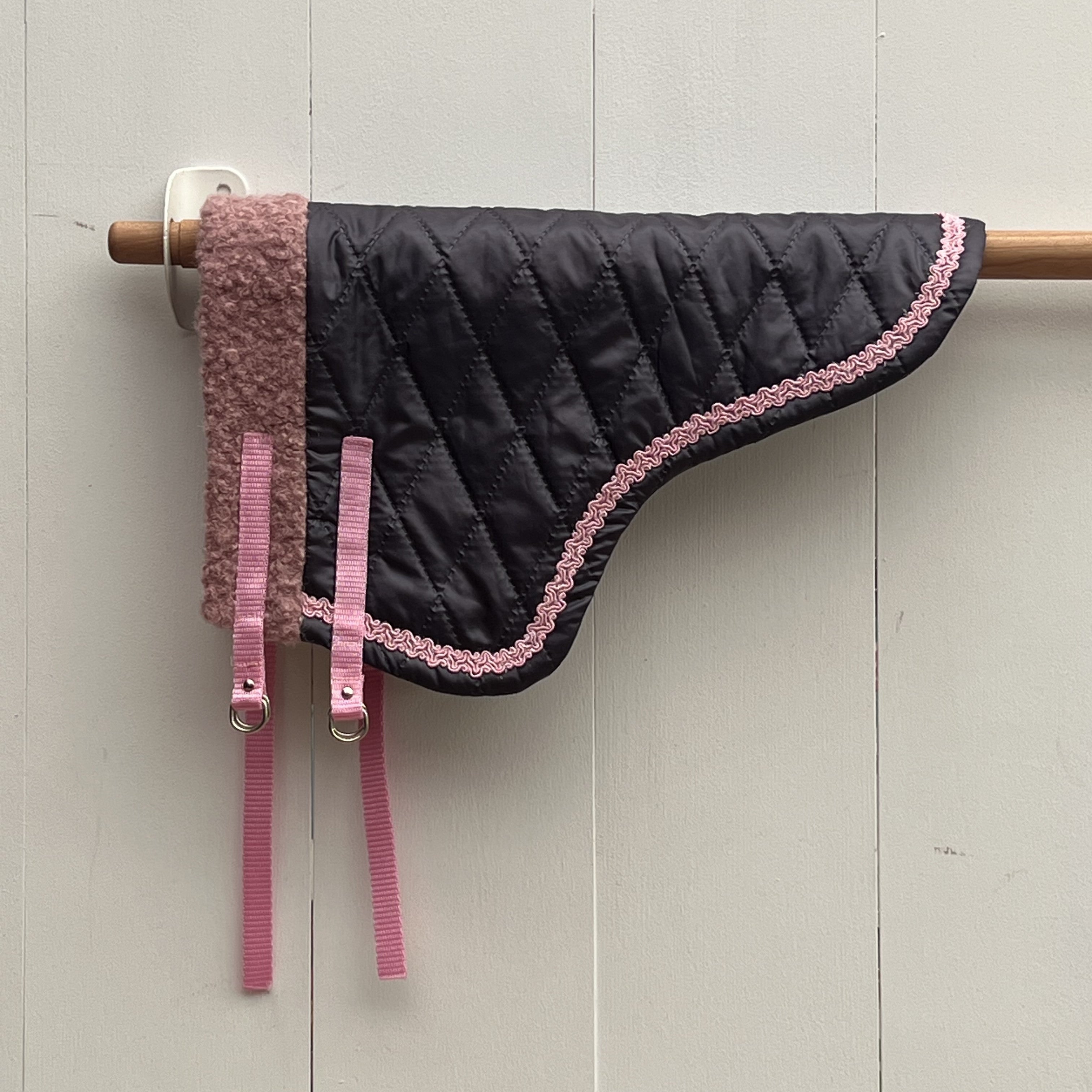 Dekentje kort paars met roze glimmend bandje + oorntje