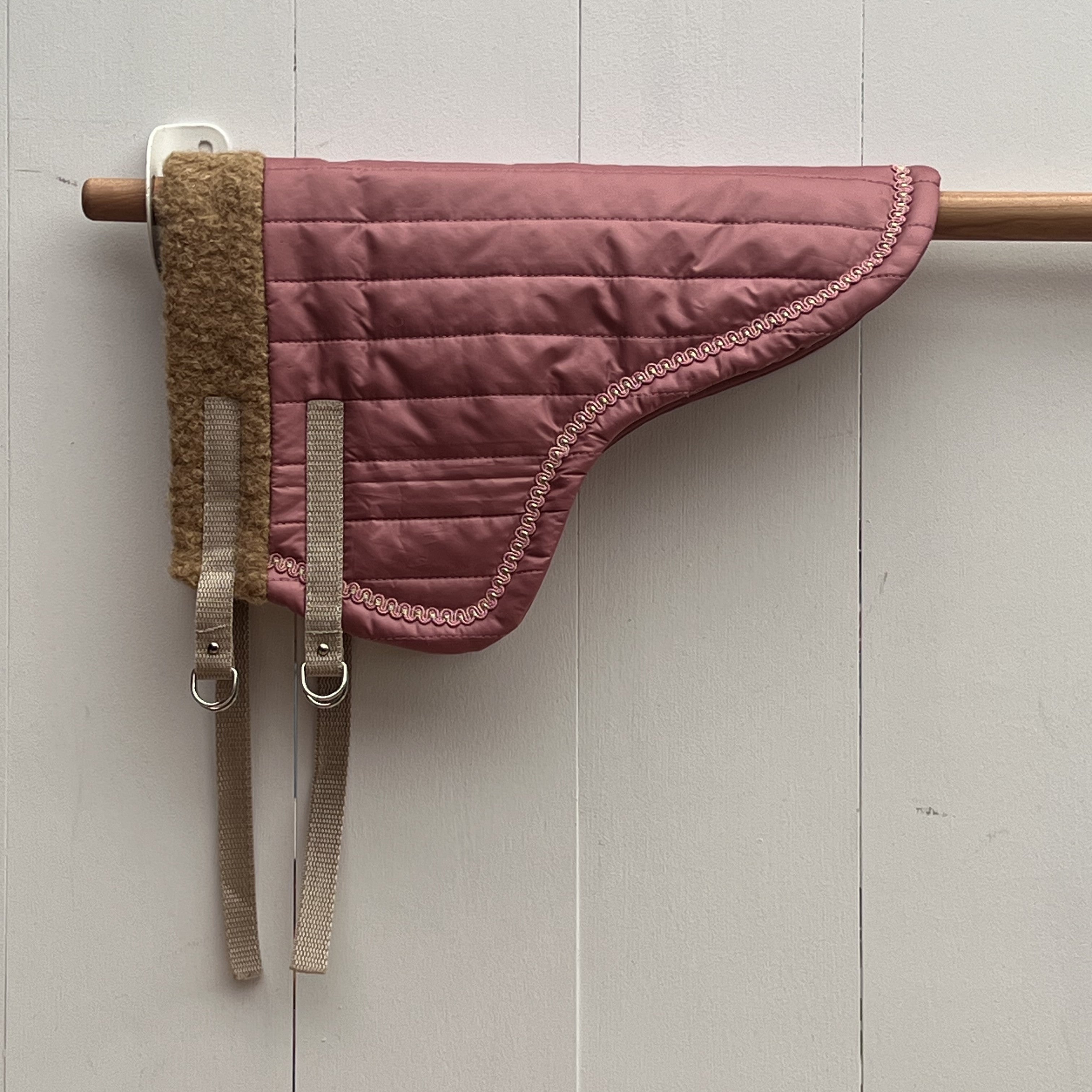 Dekentje kort oud roze licht glimmend met zand kleurig bandje