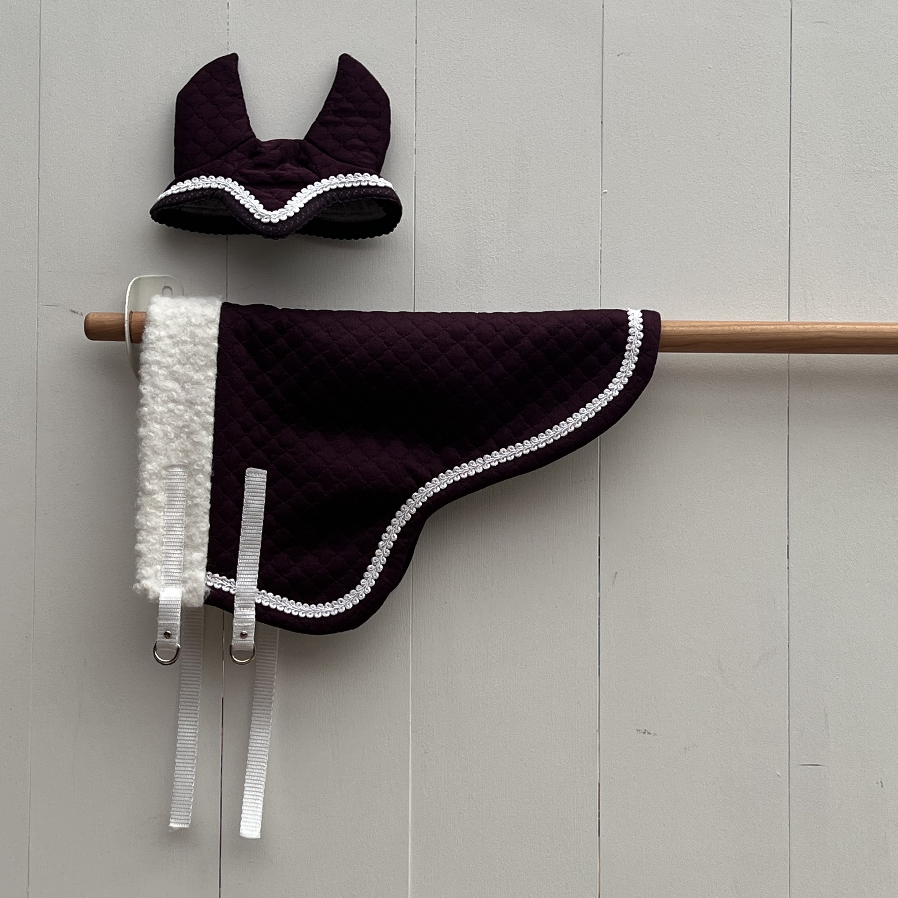 Dekentje kort paars met wit bandje + oorntje