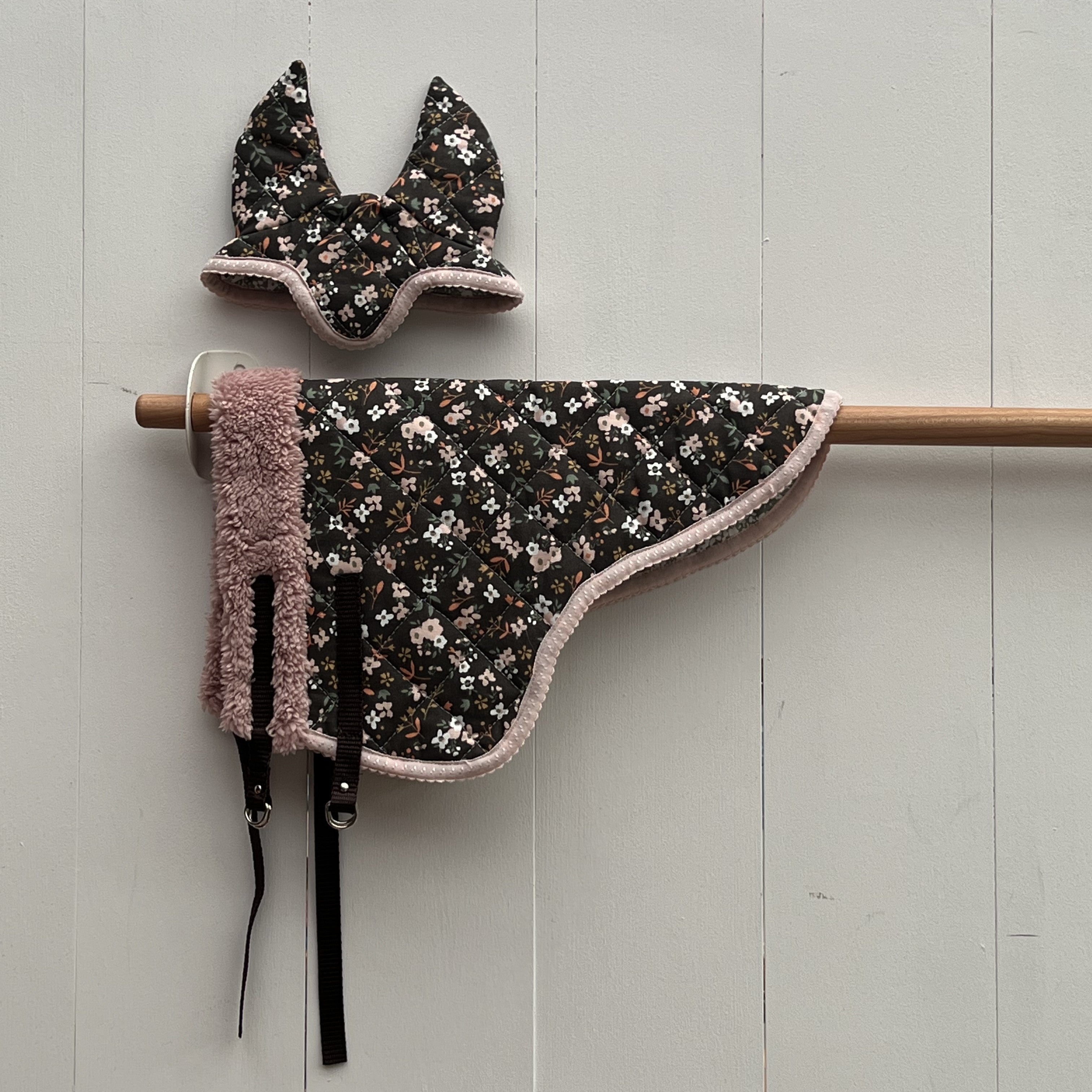 Dekentje kort bruin met gekleurde bloemetjes + oornetje