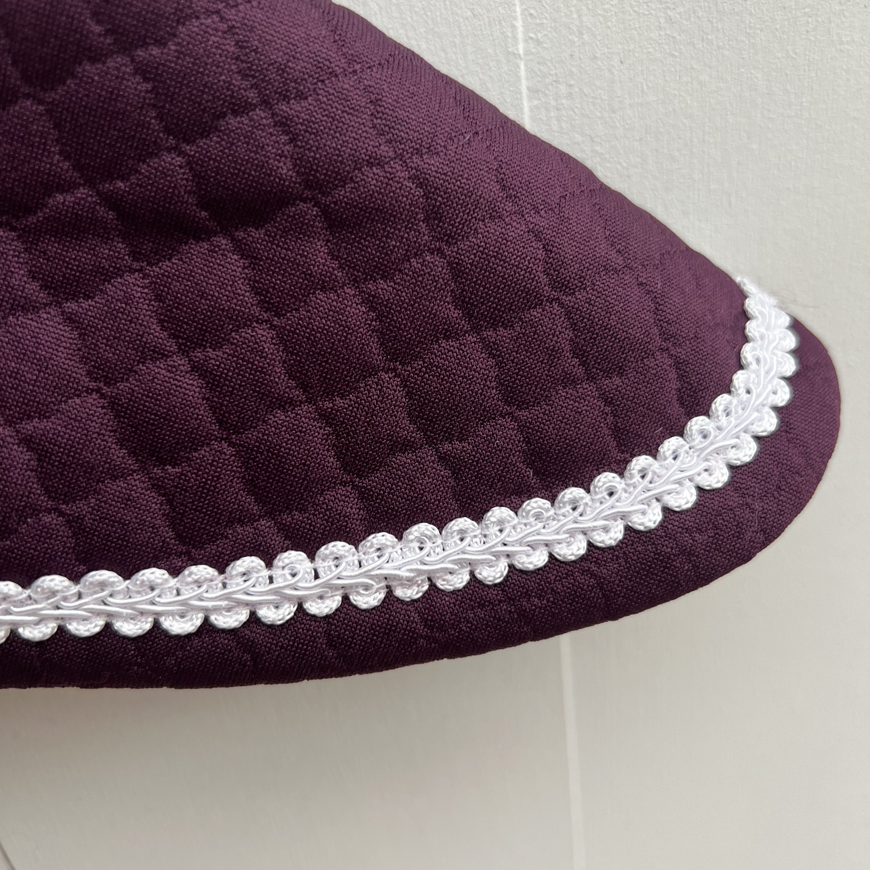 Dekentje kort By Astrup / Stip de pony donker paars met wit band