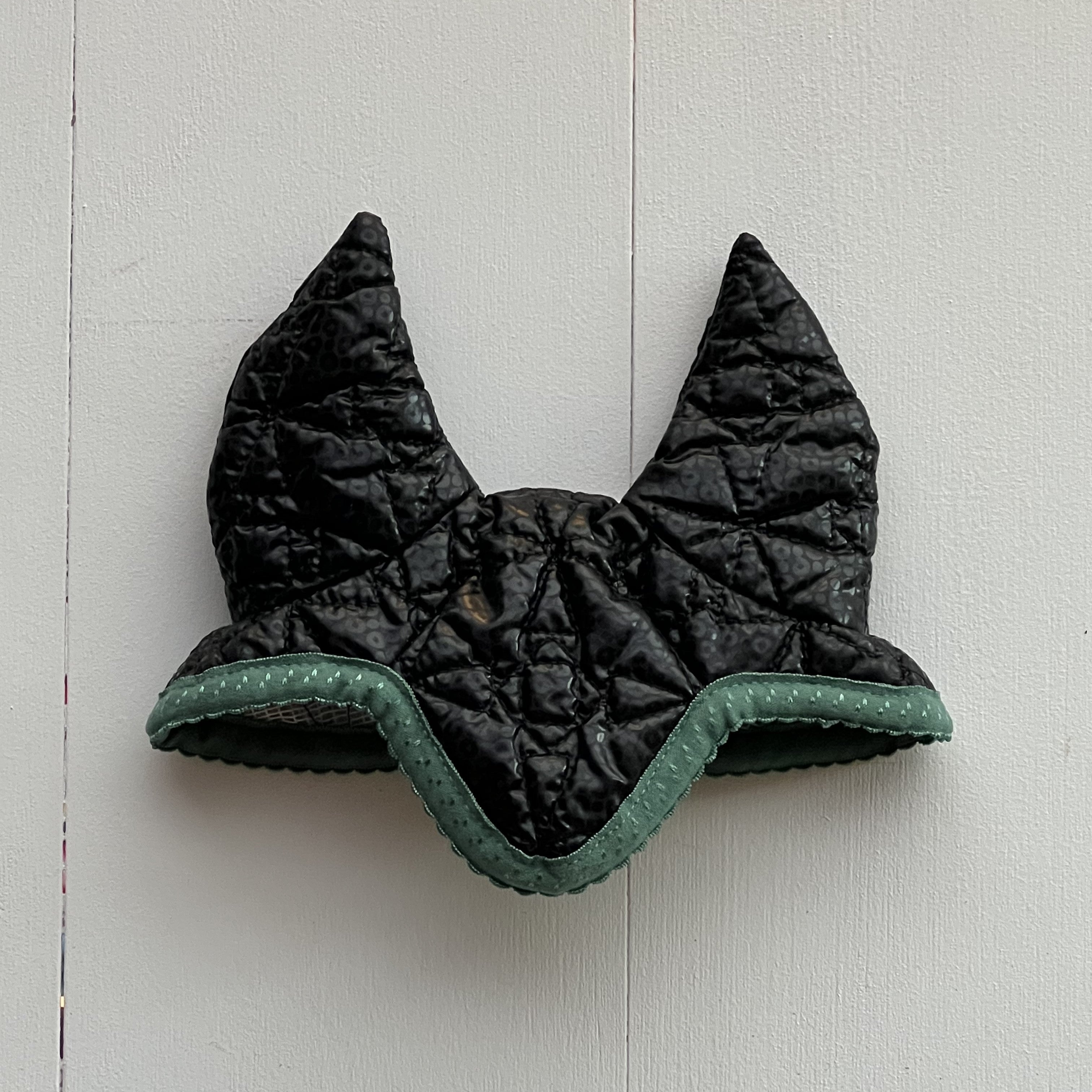 Oornetje zwart met gestikte sterren bies groen