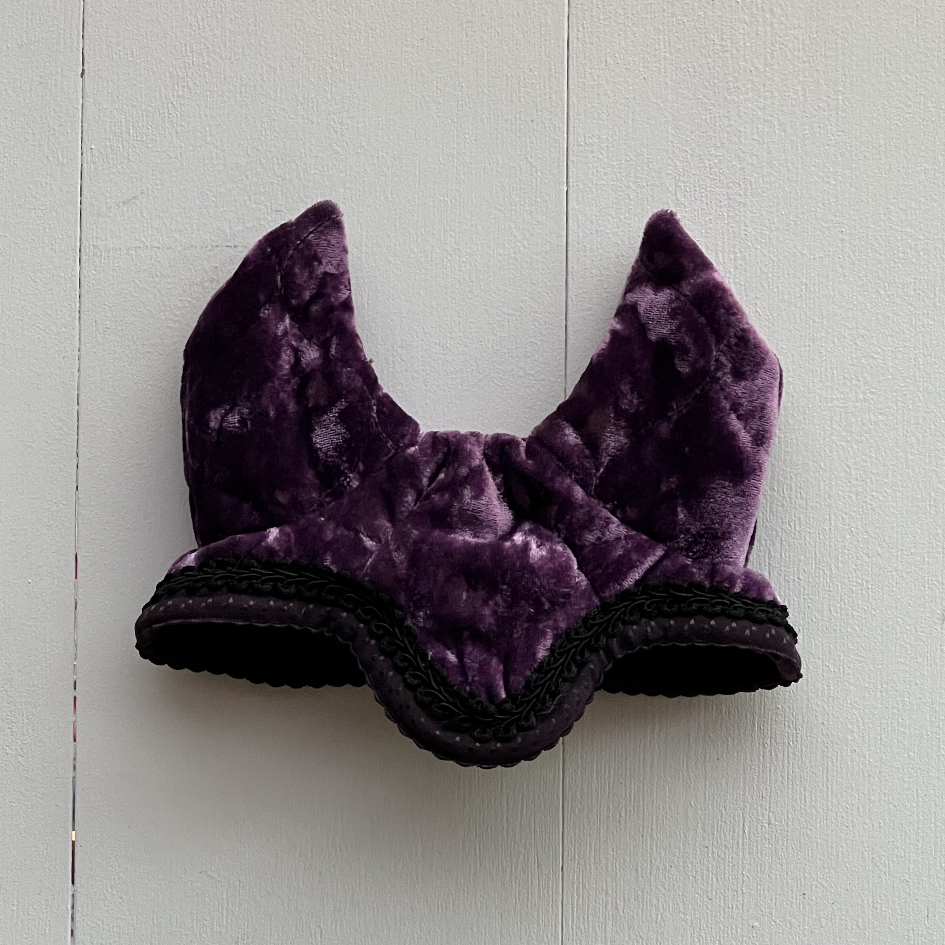 Dekentje kort paars fluweel met zwart bandje + oorntje