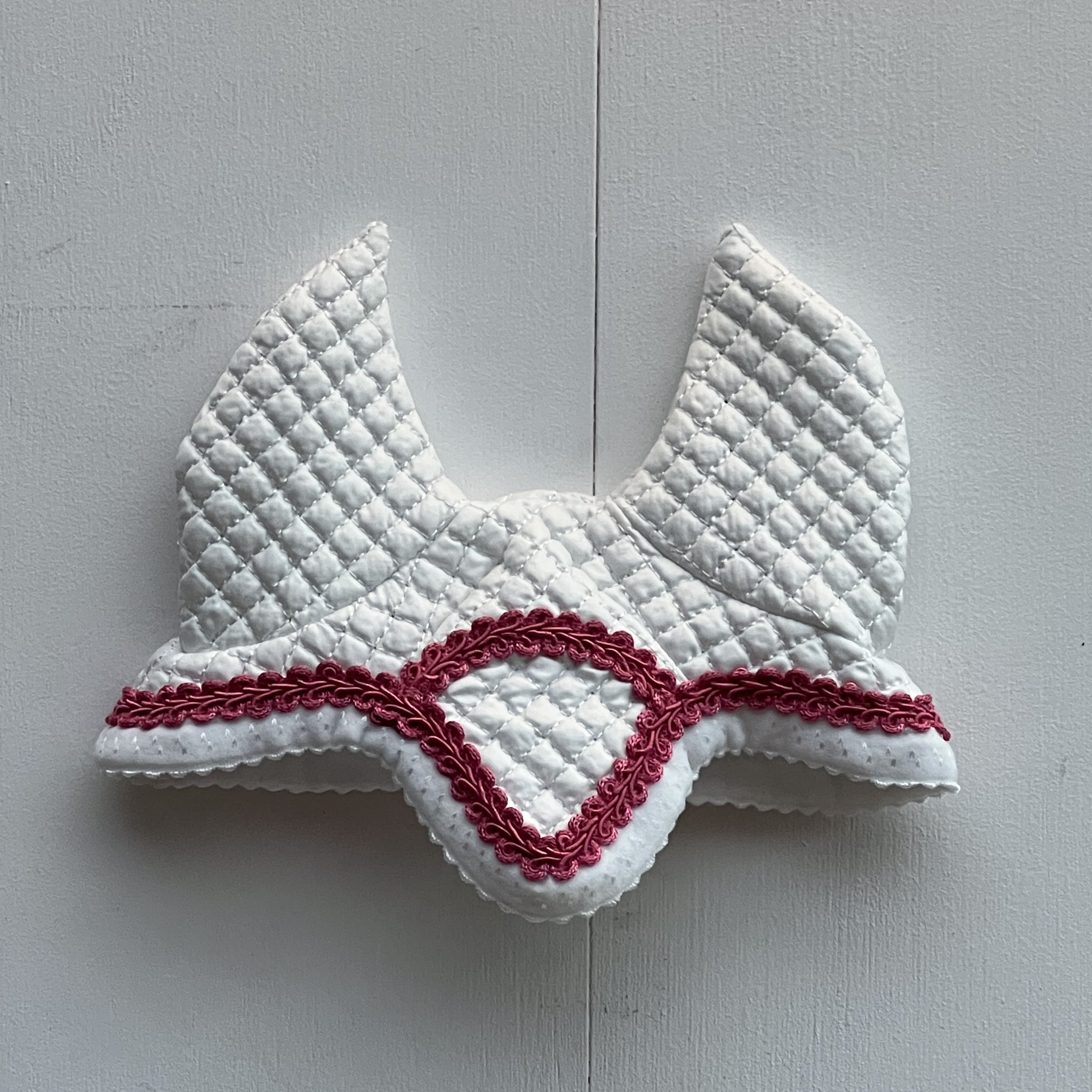 Oornetje wit bies wit met roze bandje