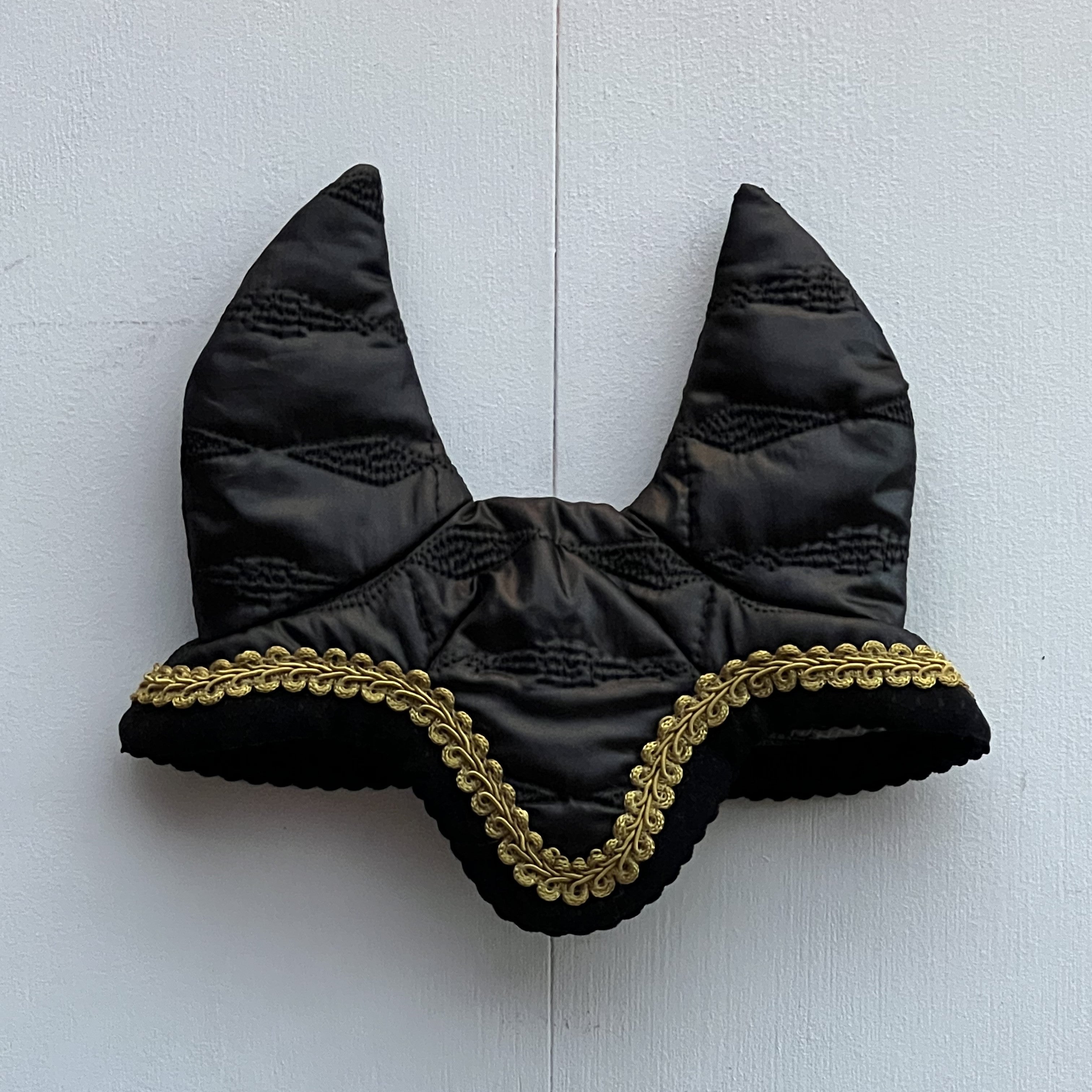 Oornetje zwart bies zwart met goud/geel bandje