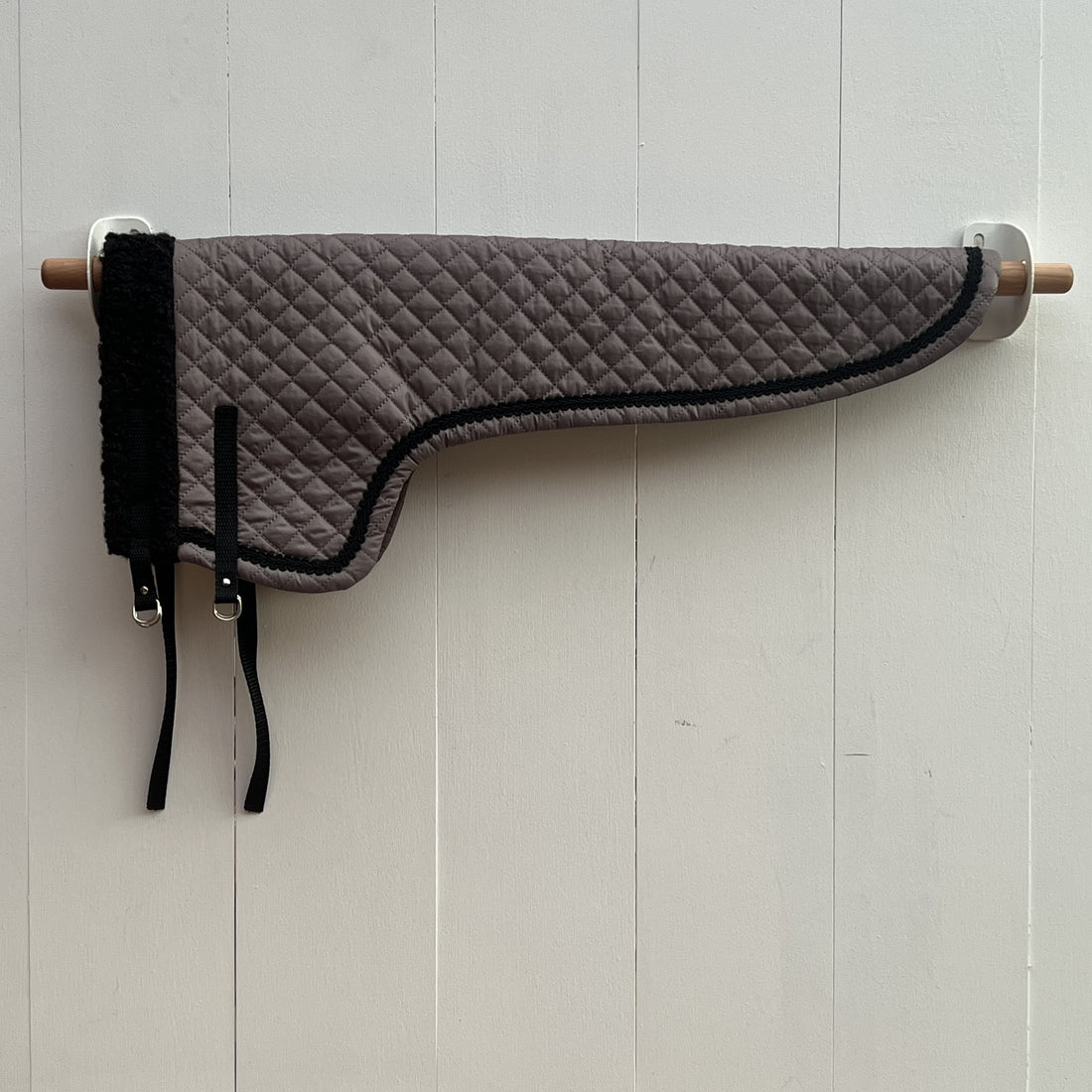 dekentje lang grijs met bruin bandje