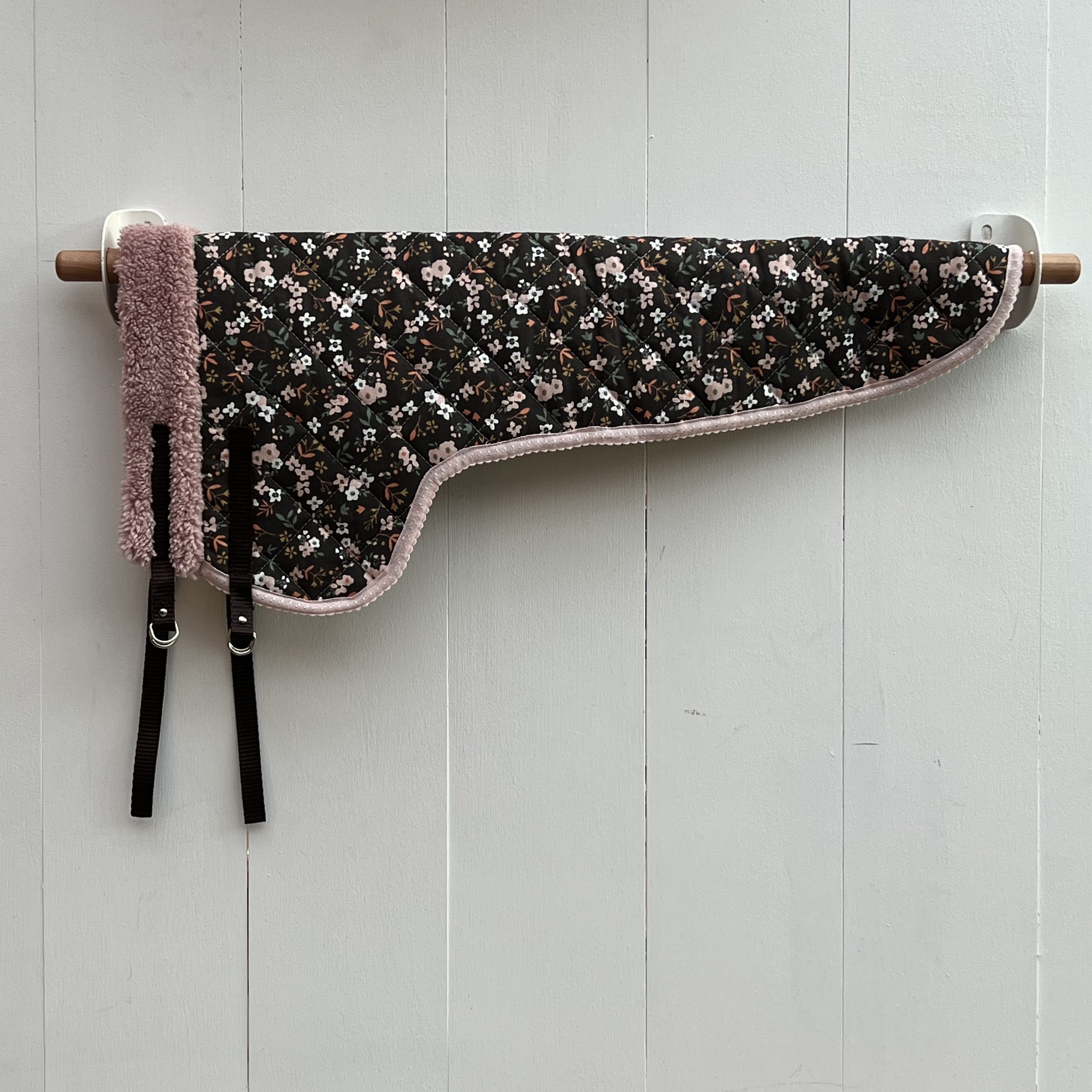 dekentje lang bruin met kleine gekleurde bloemetjes