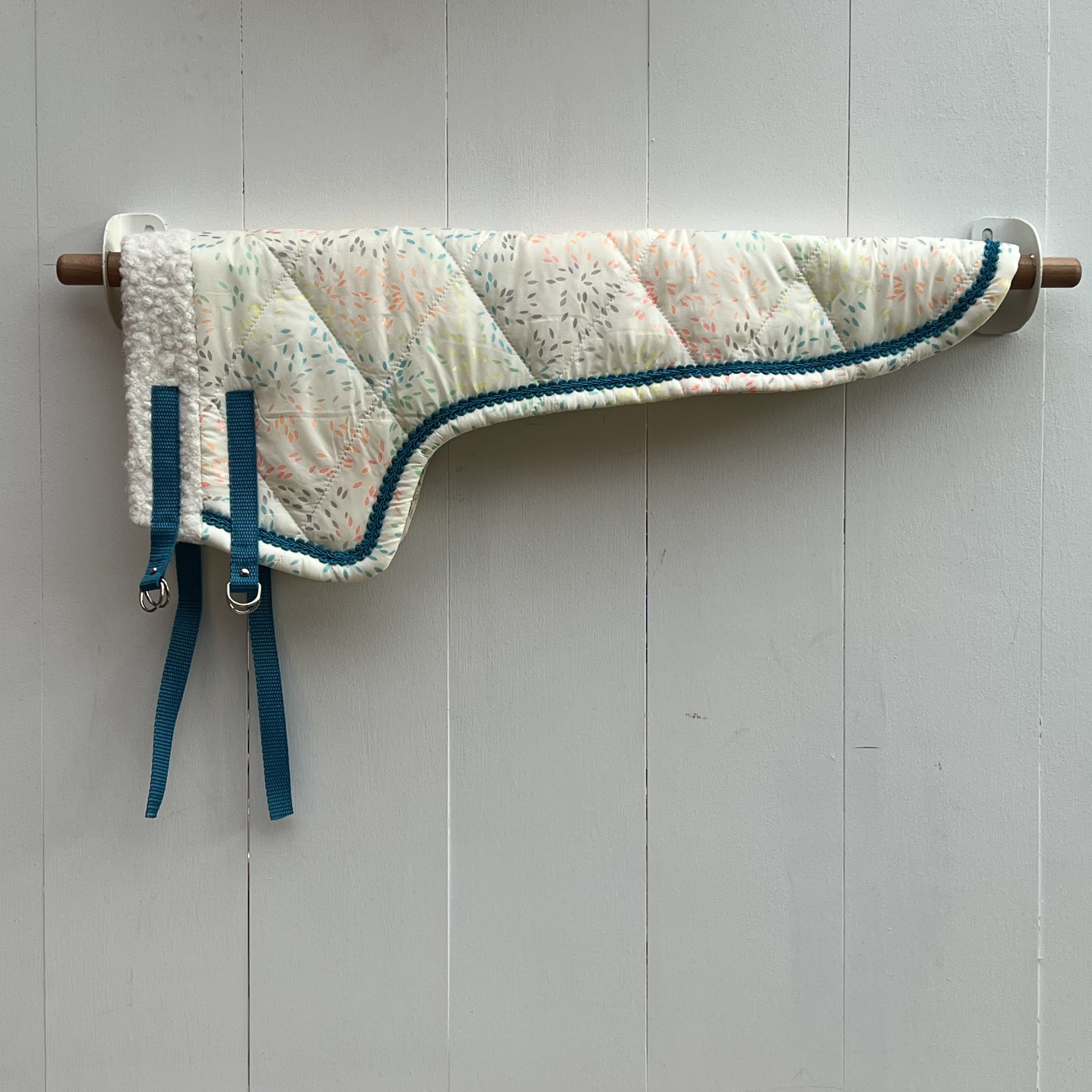 dekentje lang crème met gekleurde figuurtjes