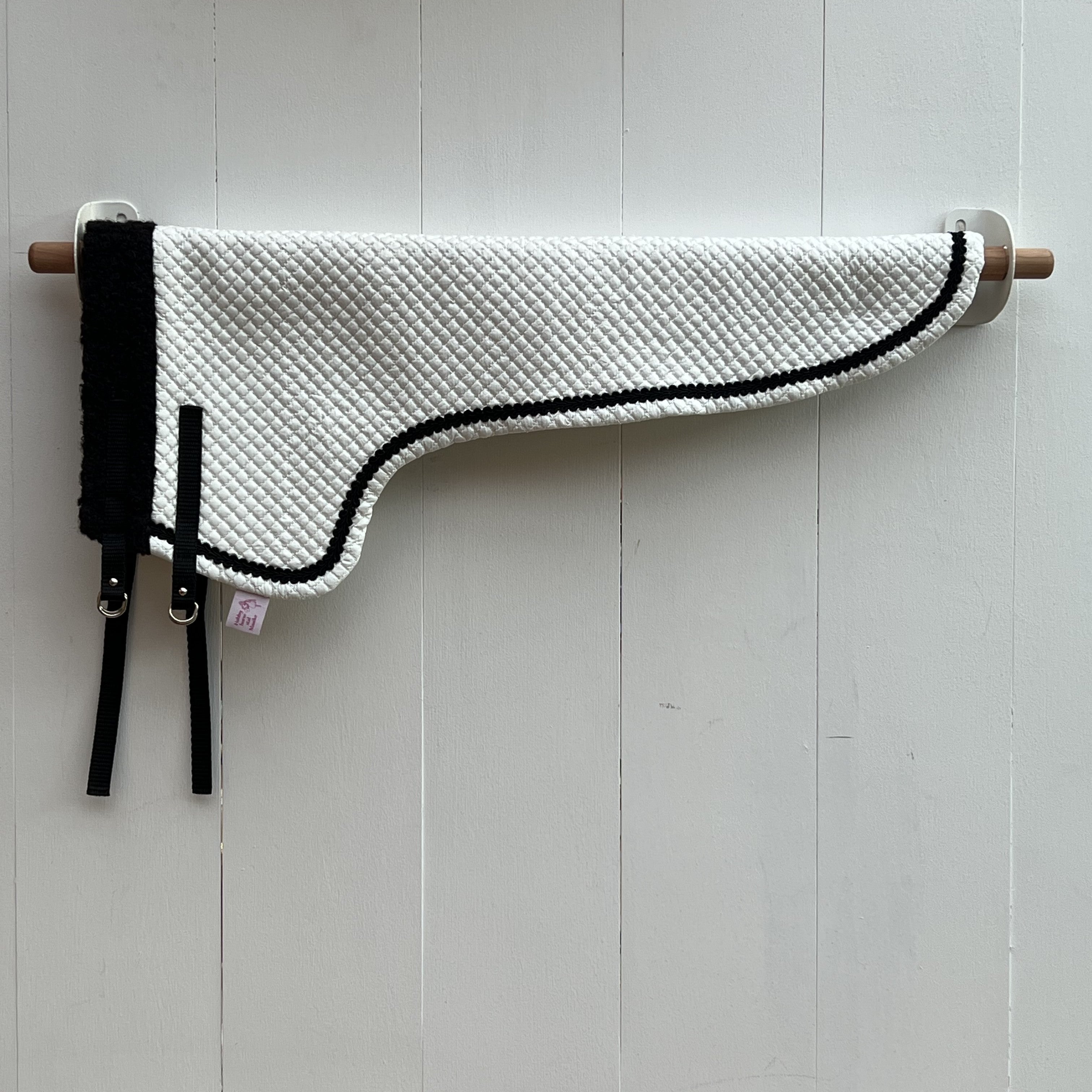 dekentje lang wit met zwart band