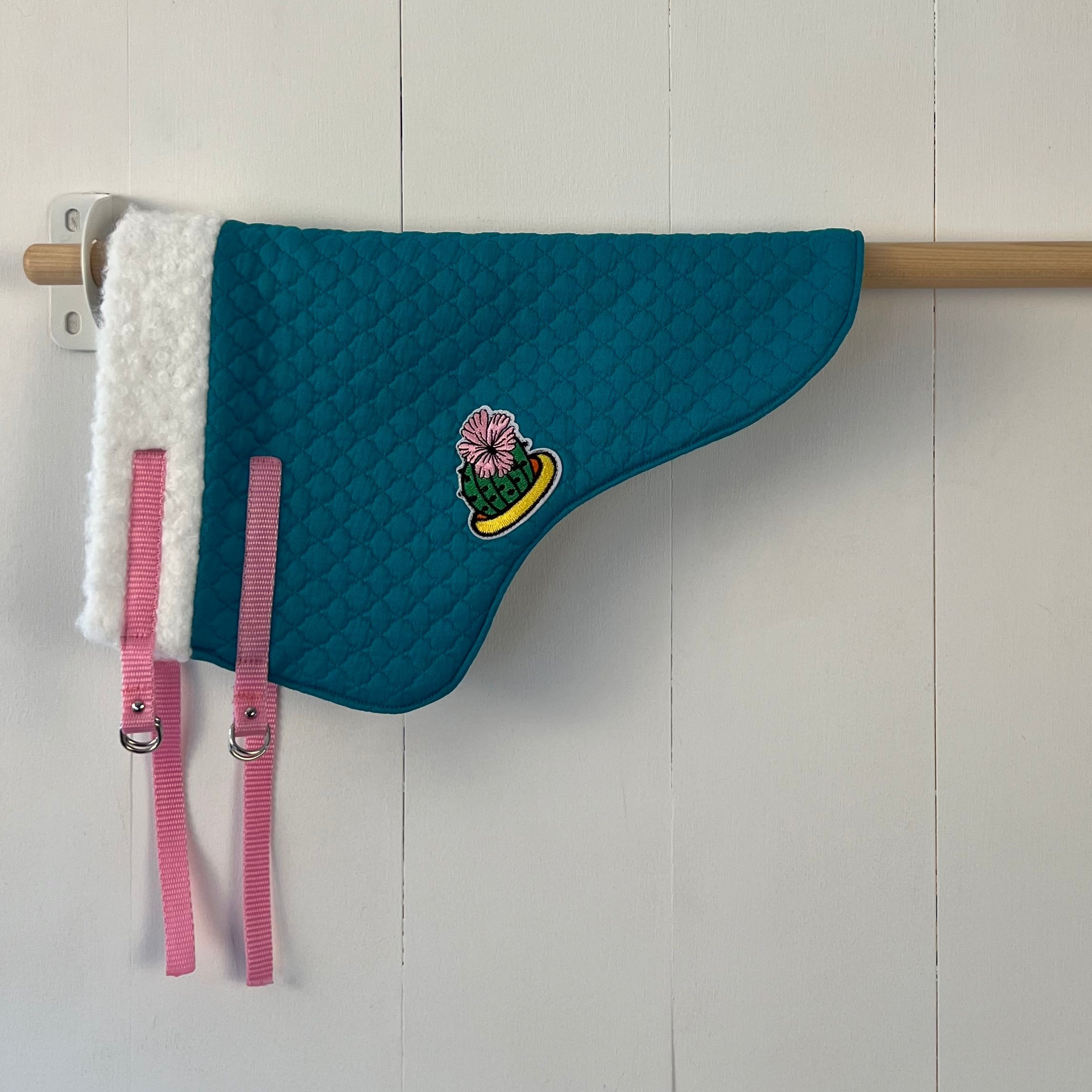 Dekentje kort blauw gebreid met applicatie cactus