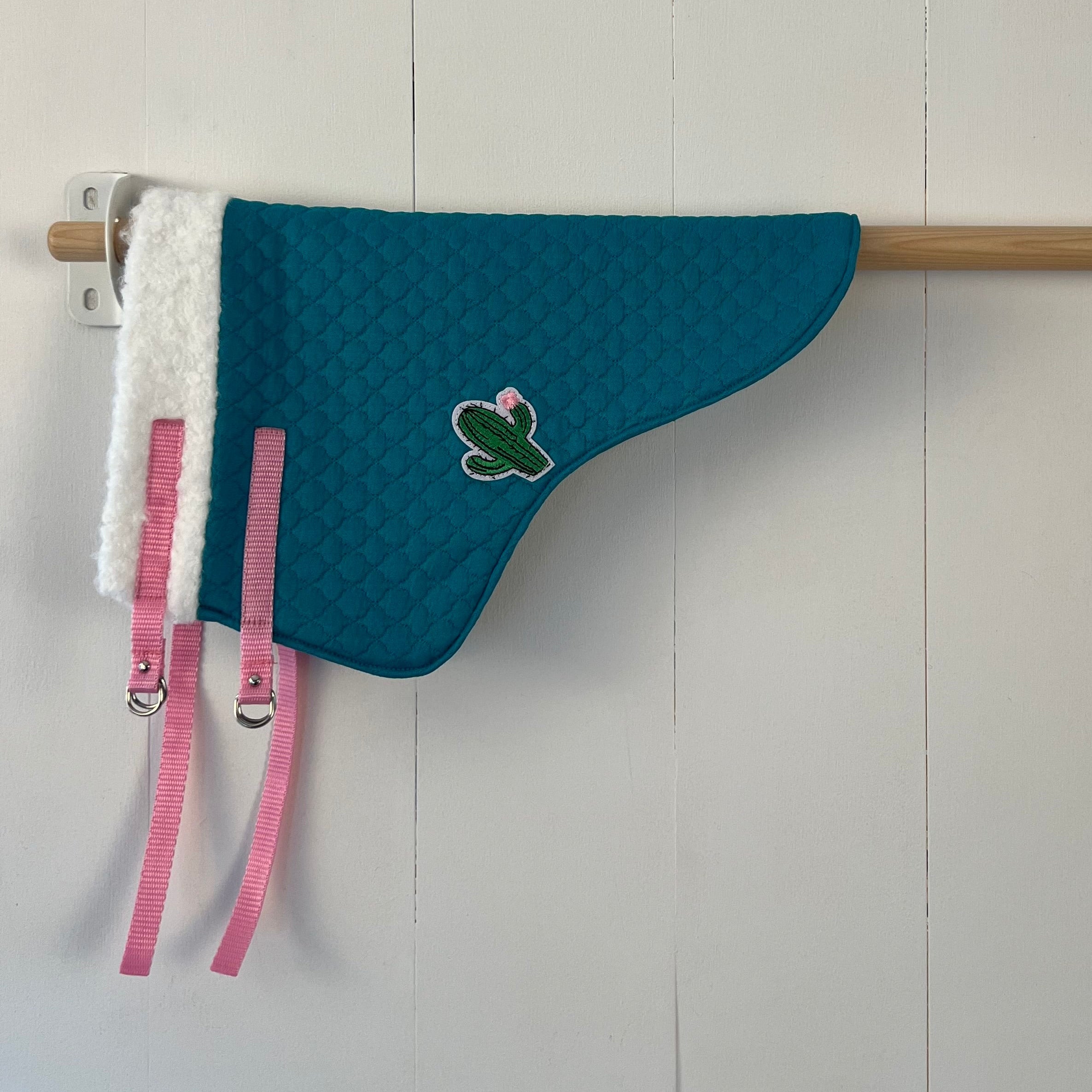 Dekentje kort blauw gebreid met applicatie cactus