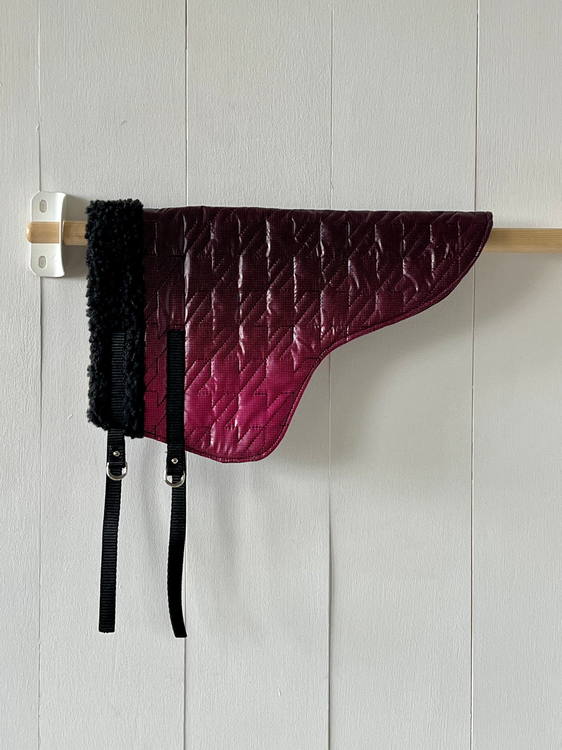 Dekentje kort paars/ zwart glimmend