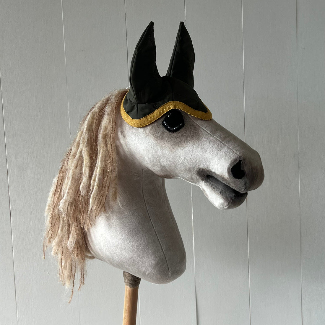 Oornetje legergroen met okergele bies