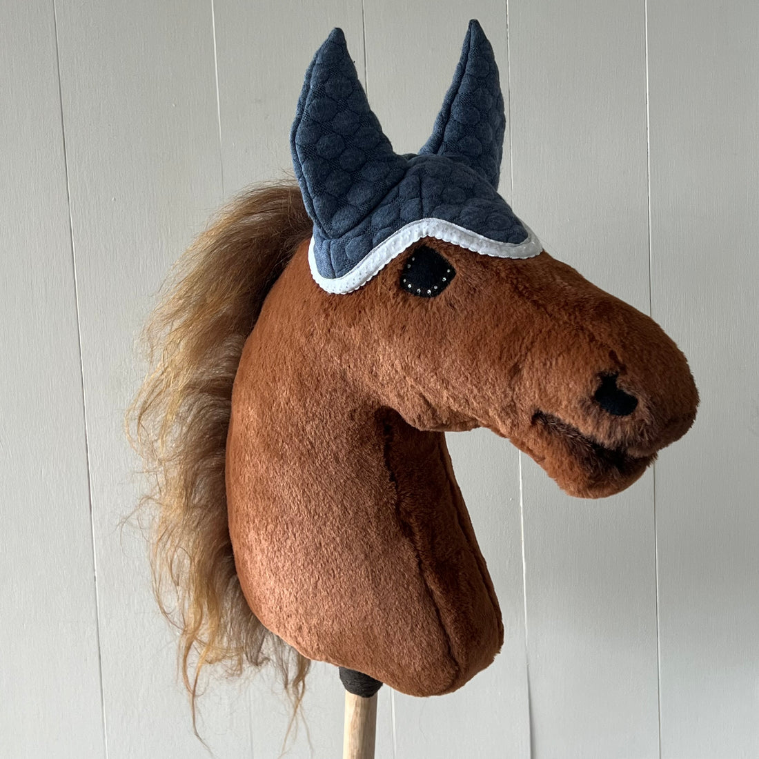 Oornetje gebreid met bolletjes blauw met witte bies