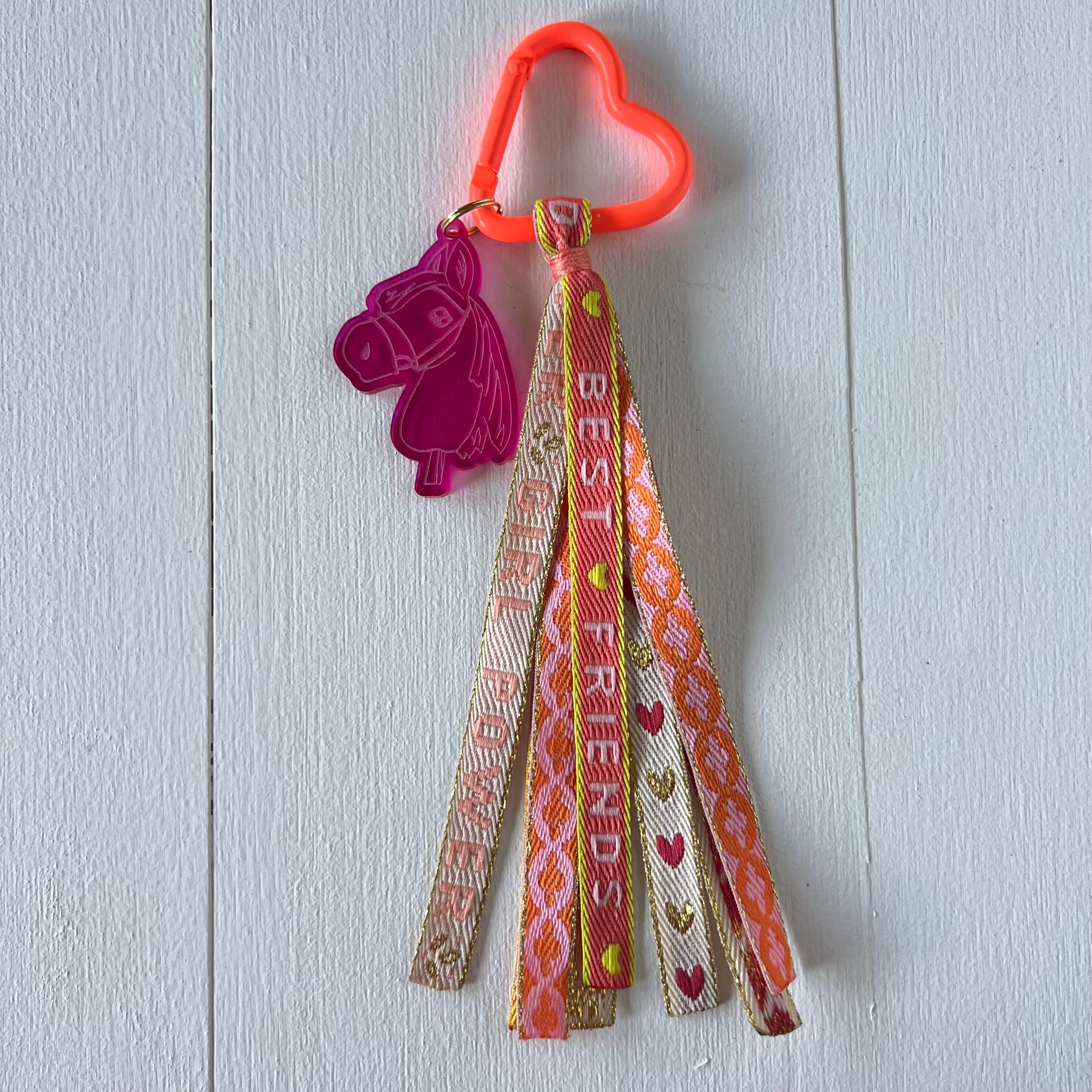 Sleutelhanger hobbyhorse en lint, zalm / oranje / crème / roze