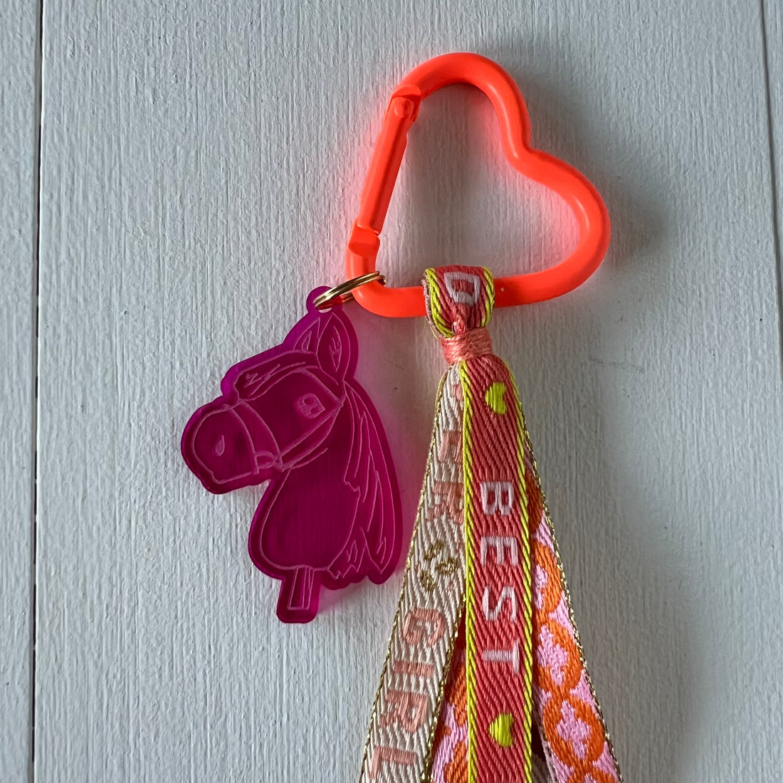 Sleutelhanger hobbyhorse en lint, zalm / oranje / crème / roze