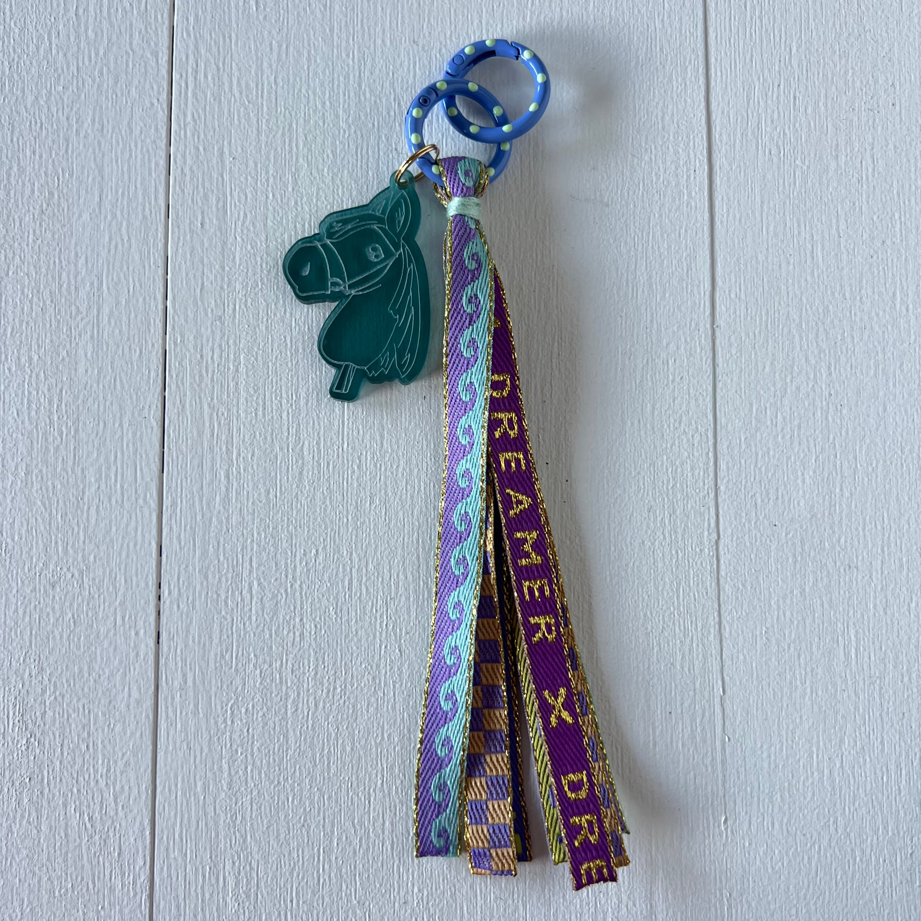 Sleutelhanger hobbyhorse en lint, lila / paars / licht blauw