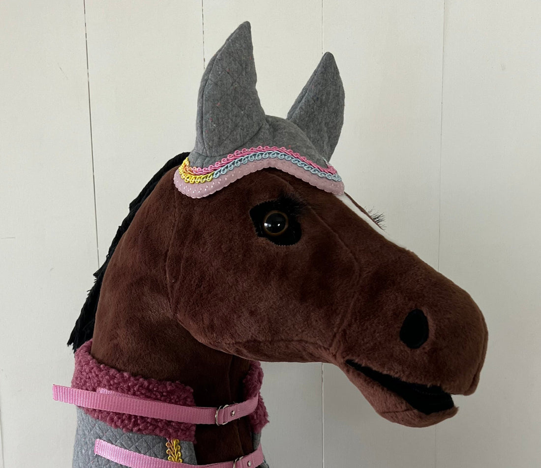 Oornetje licht grijs met gekleurde stipjes en gekleurd kant