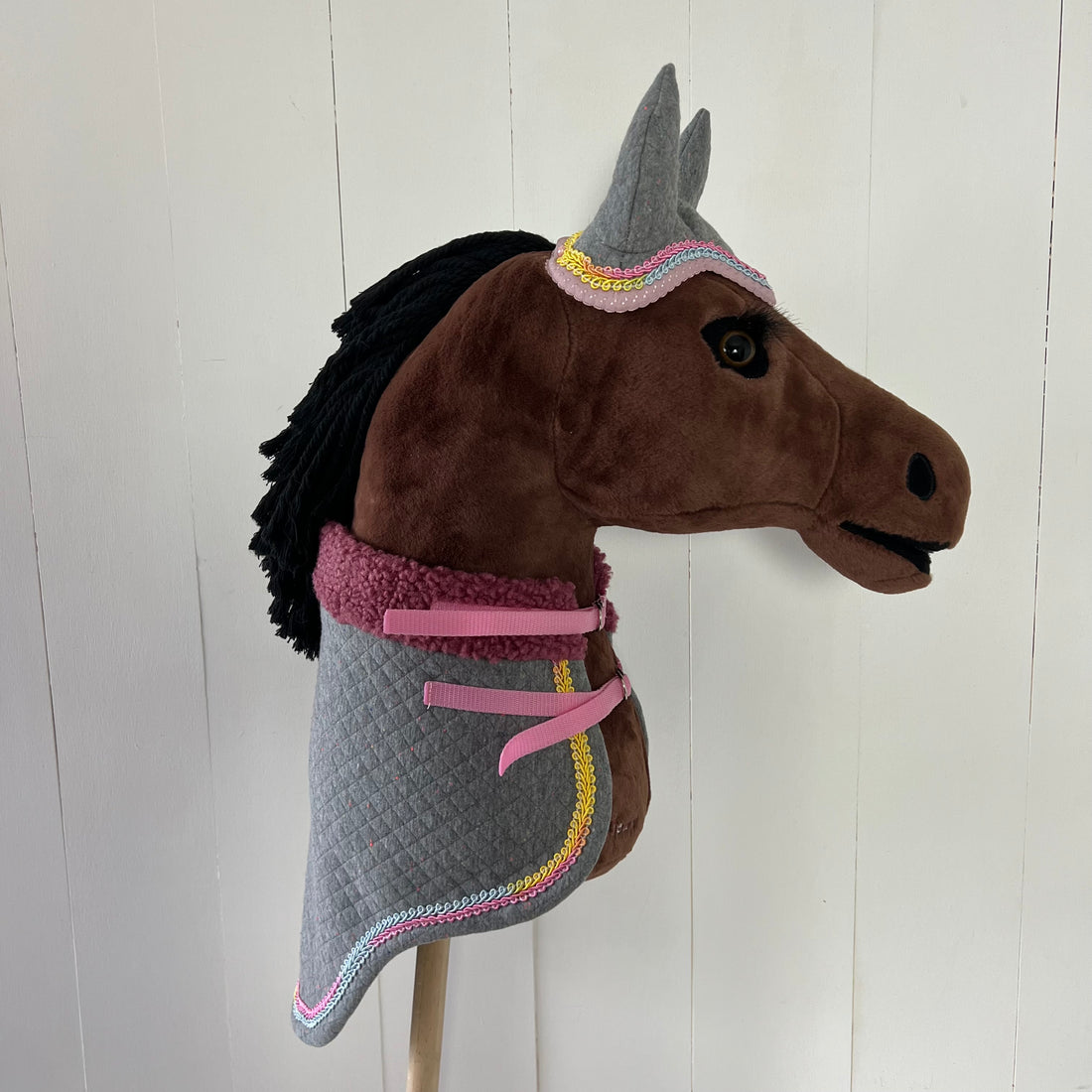 Dekentje kort LeMieux grijs afwerkt met een bandje met verschillende kleuren