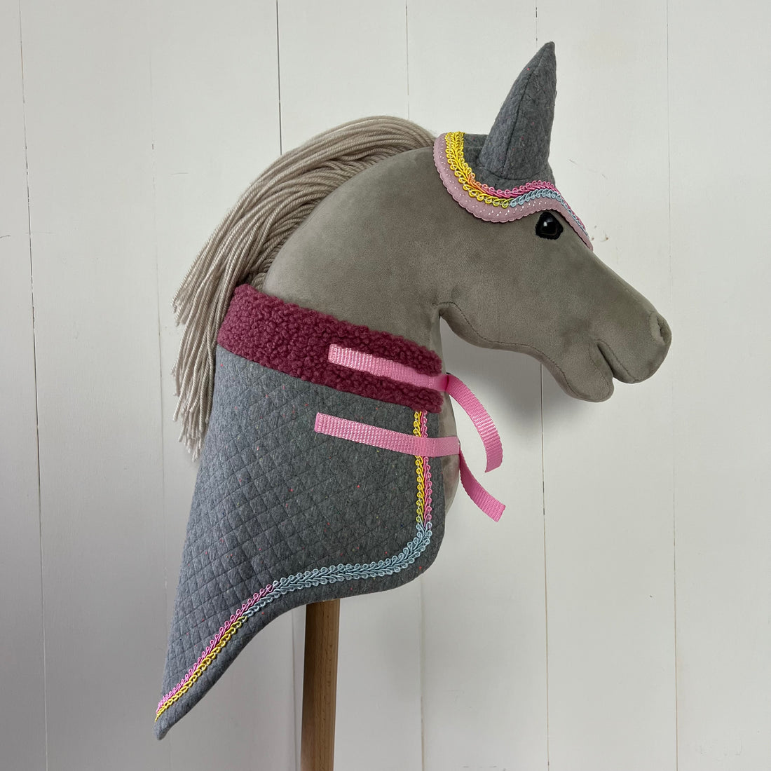 Dekentje kort ChevalRoi grijs afwerkt met een bandje met verschillende kleuren