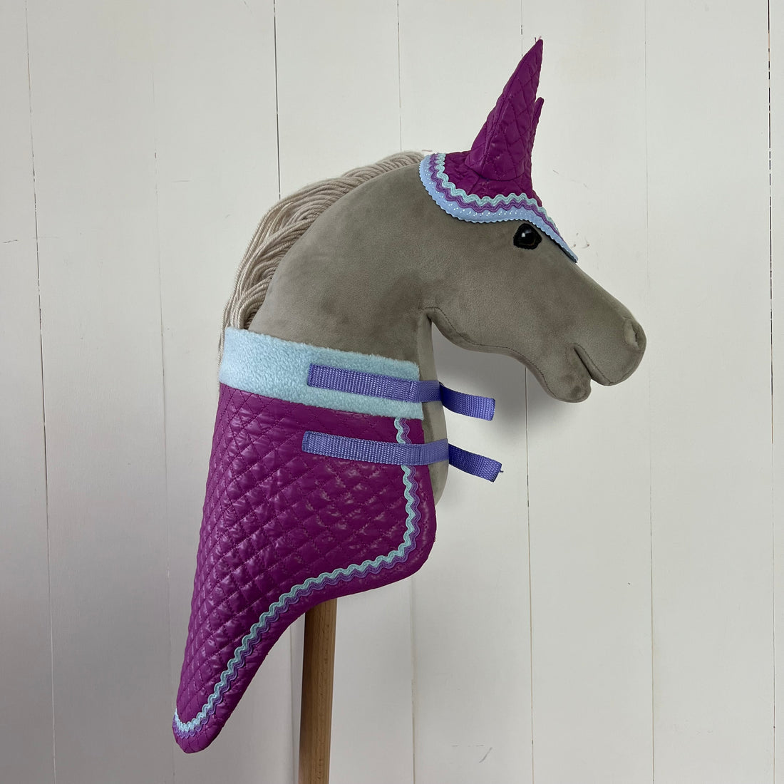 Dekentje kort ChevalRoi paars met bandje in blauw en lila