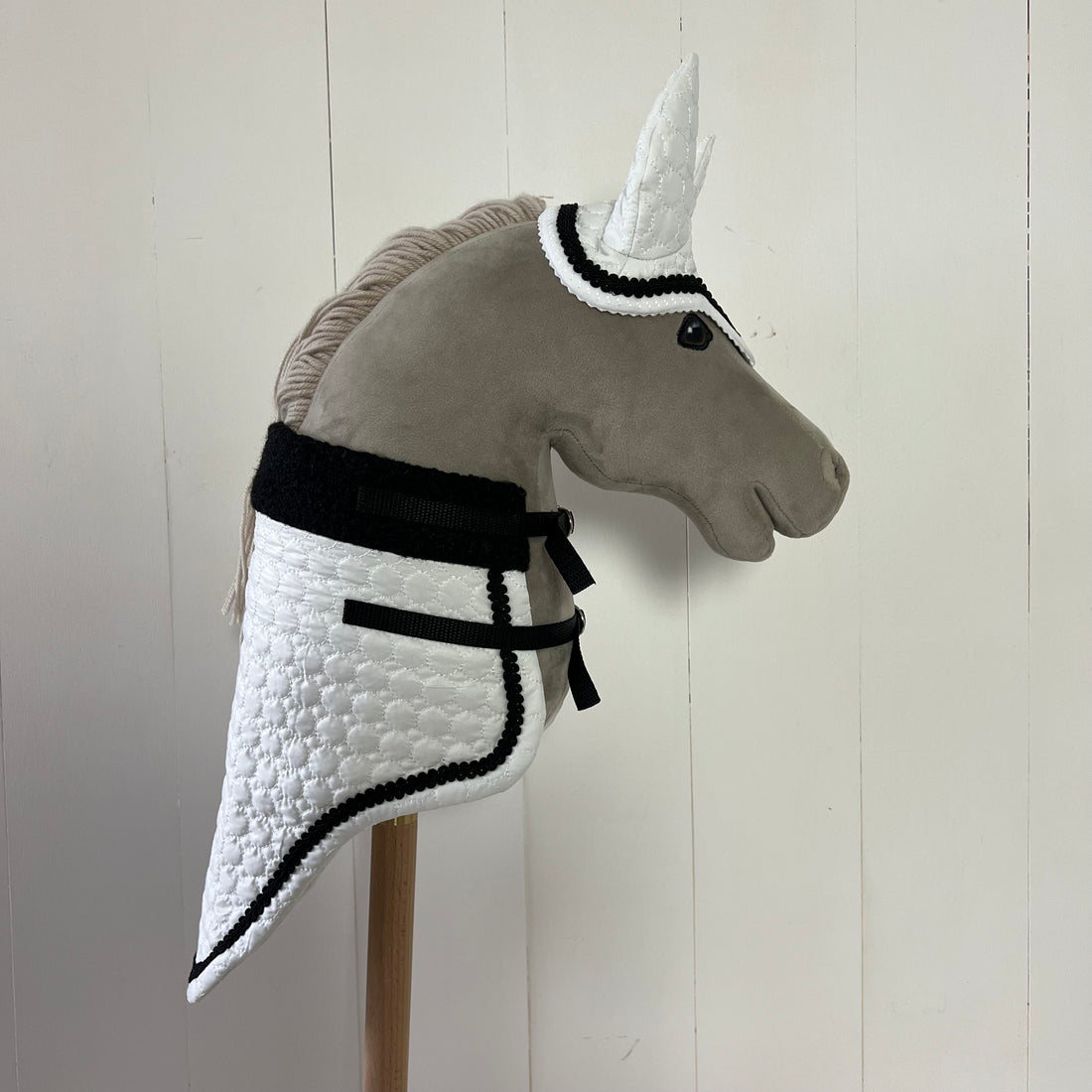 Dekentje kort ChevalRoi wit afgewerkt met zwart bandje