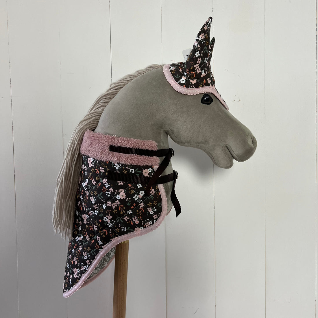 Dekentje kort ChevalRoi bruin met kleine gekleurde bloemetjes