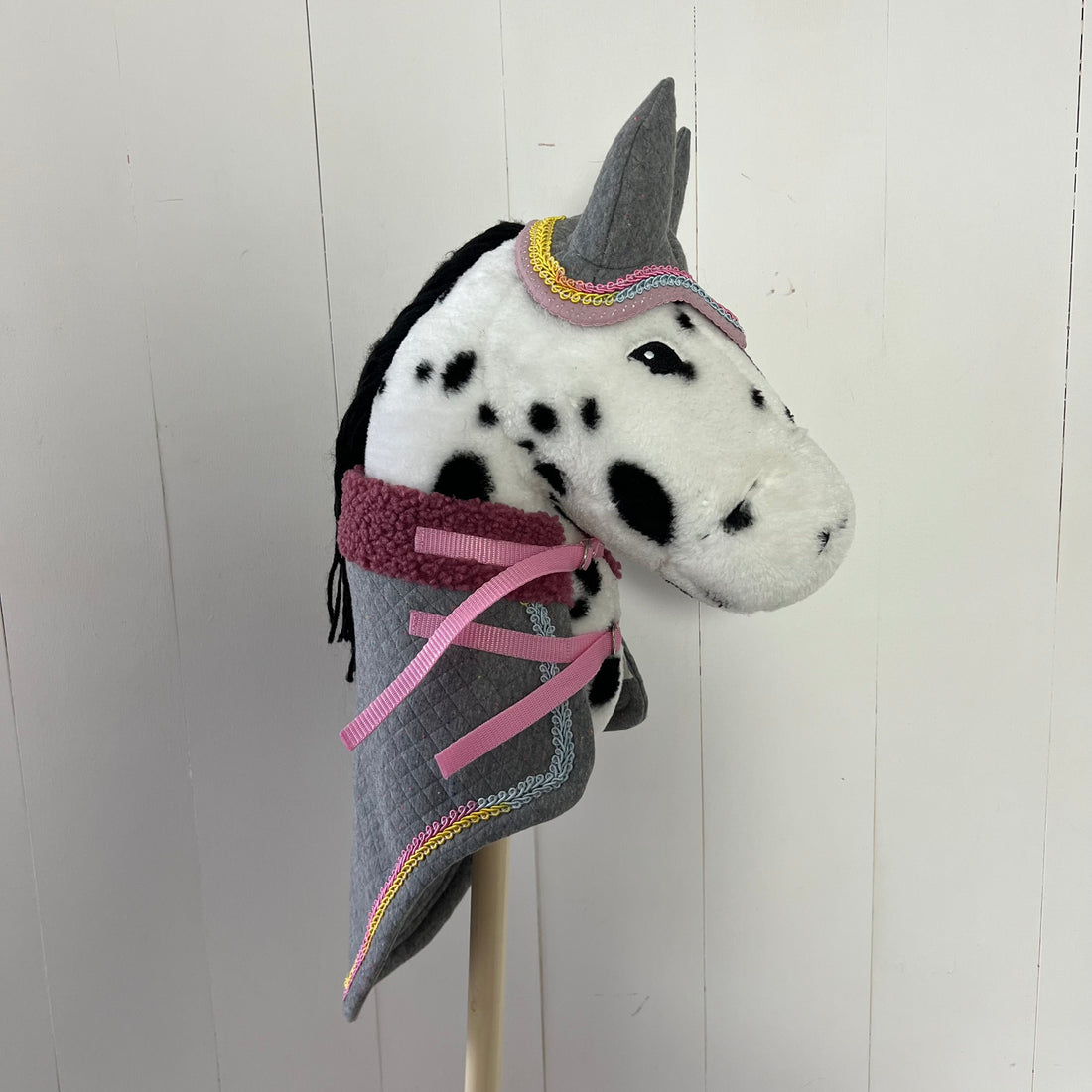 Dekentje grijs kort By Astrup / Stip de pony afwerkt met een bandje met verschillende kleuren