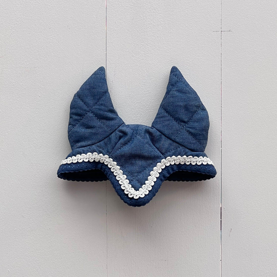 Oornetje blauw spijkerstof bies blauw band/kant wit