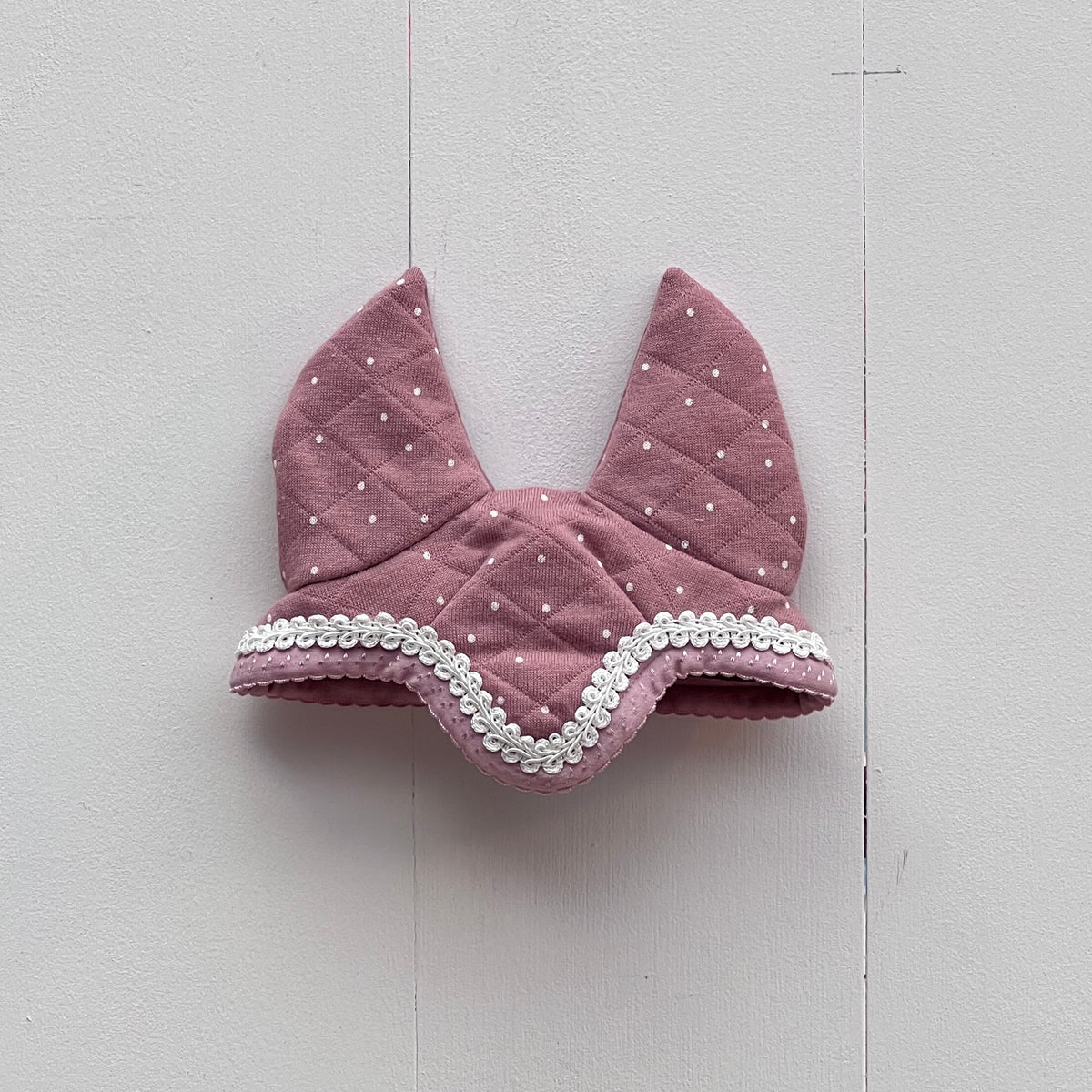 Oornetje oud roze met kleine witte stipjes wit band/kant