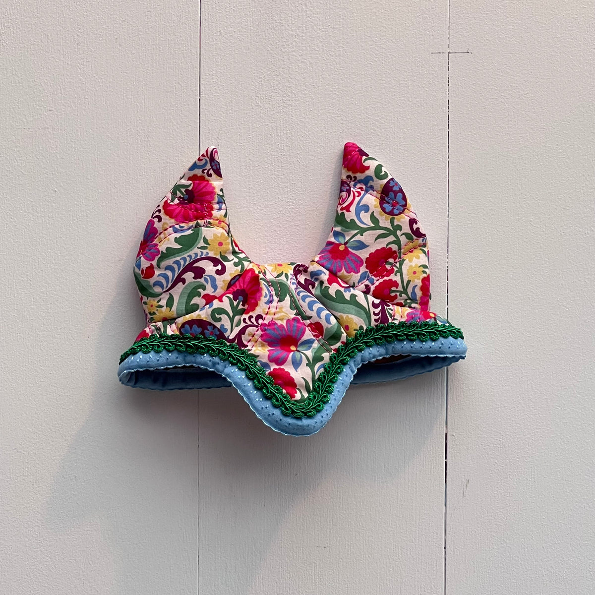 Oornetje gekleurd met bloemen patroon