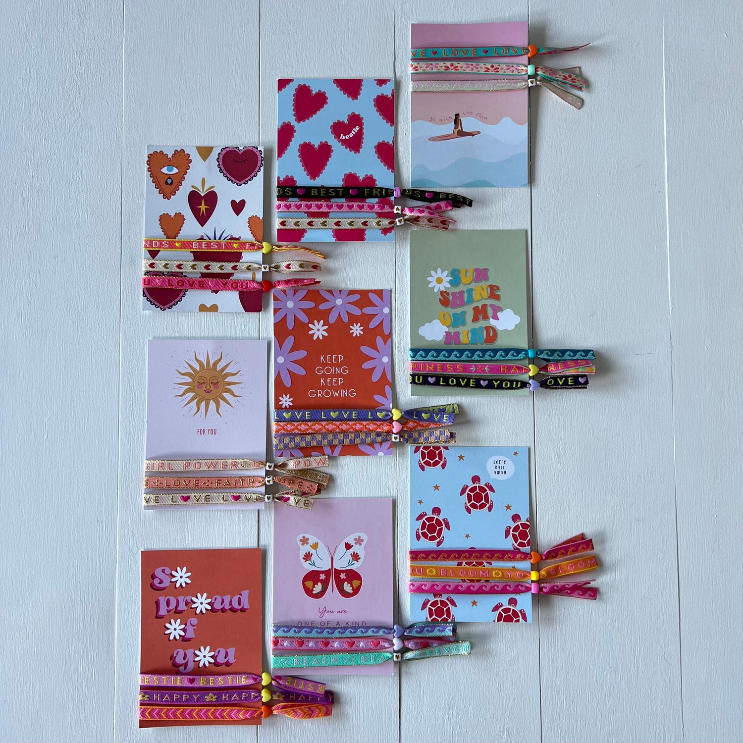 Kaart met lint armbandjes