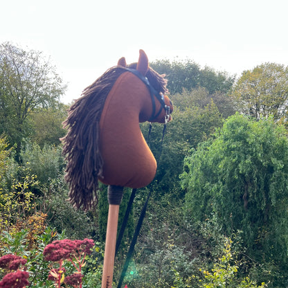 Hobbyhorse model Pony vos kleurig met Engels hoofdstel