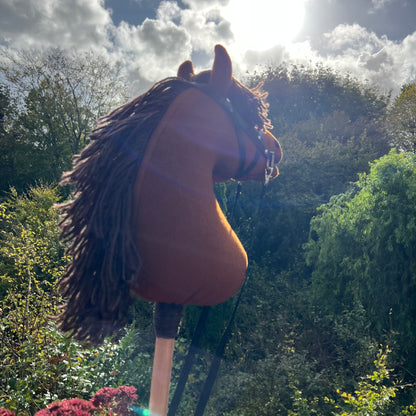 Hobbyhorse model Pony vos kleurig met Engels hoofdstel